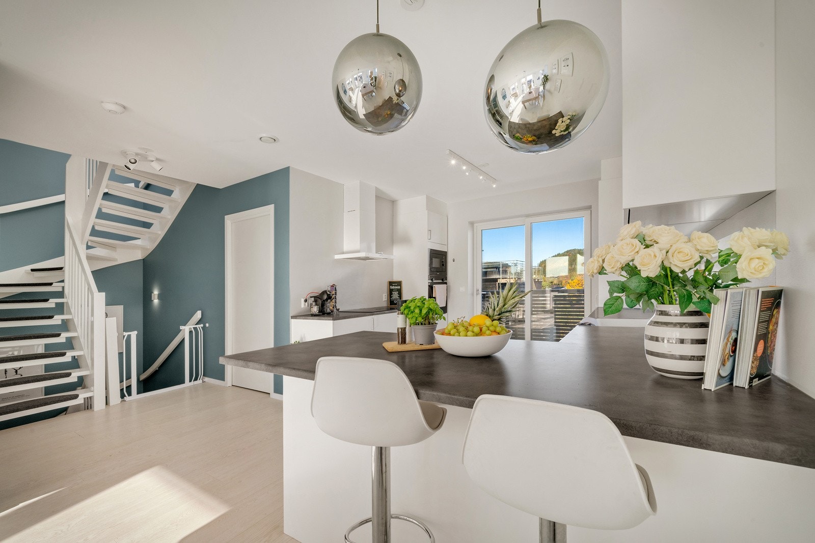 2.etg. måler 65 kvm og fordeler seg på stue/kjøkken, soverom og bad Galleribilde