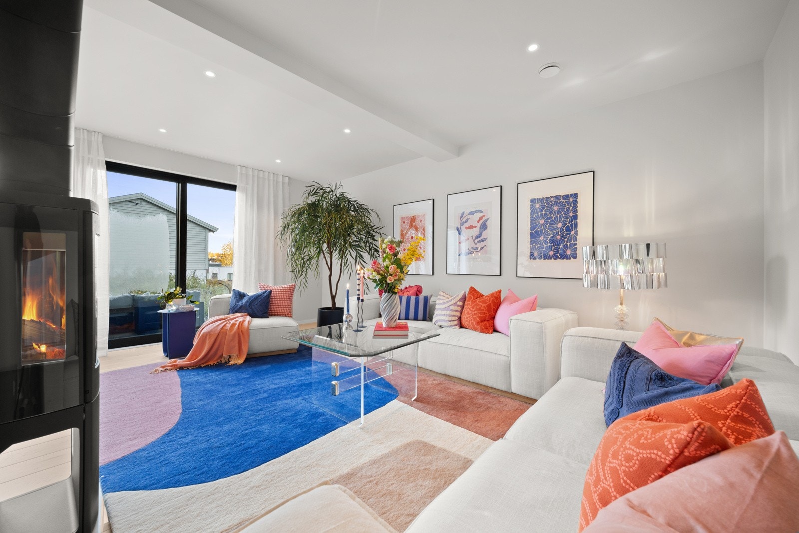 Her er det god plass til sofa, tv-benk eller annen ønsket innredning. Galleribilde