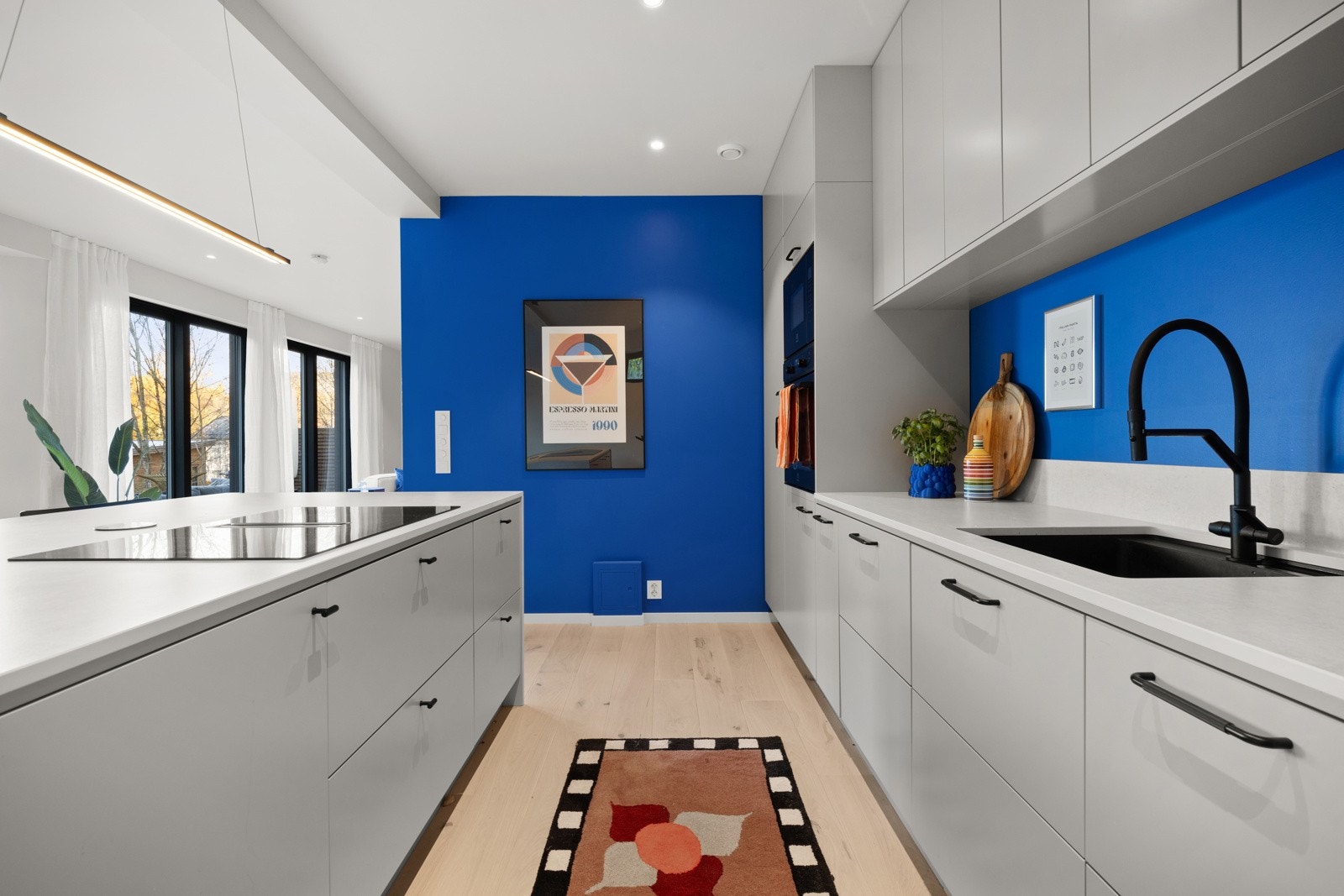 Kjøkkenet er innholdsrikt og moderne. Galleribilde