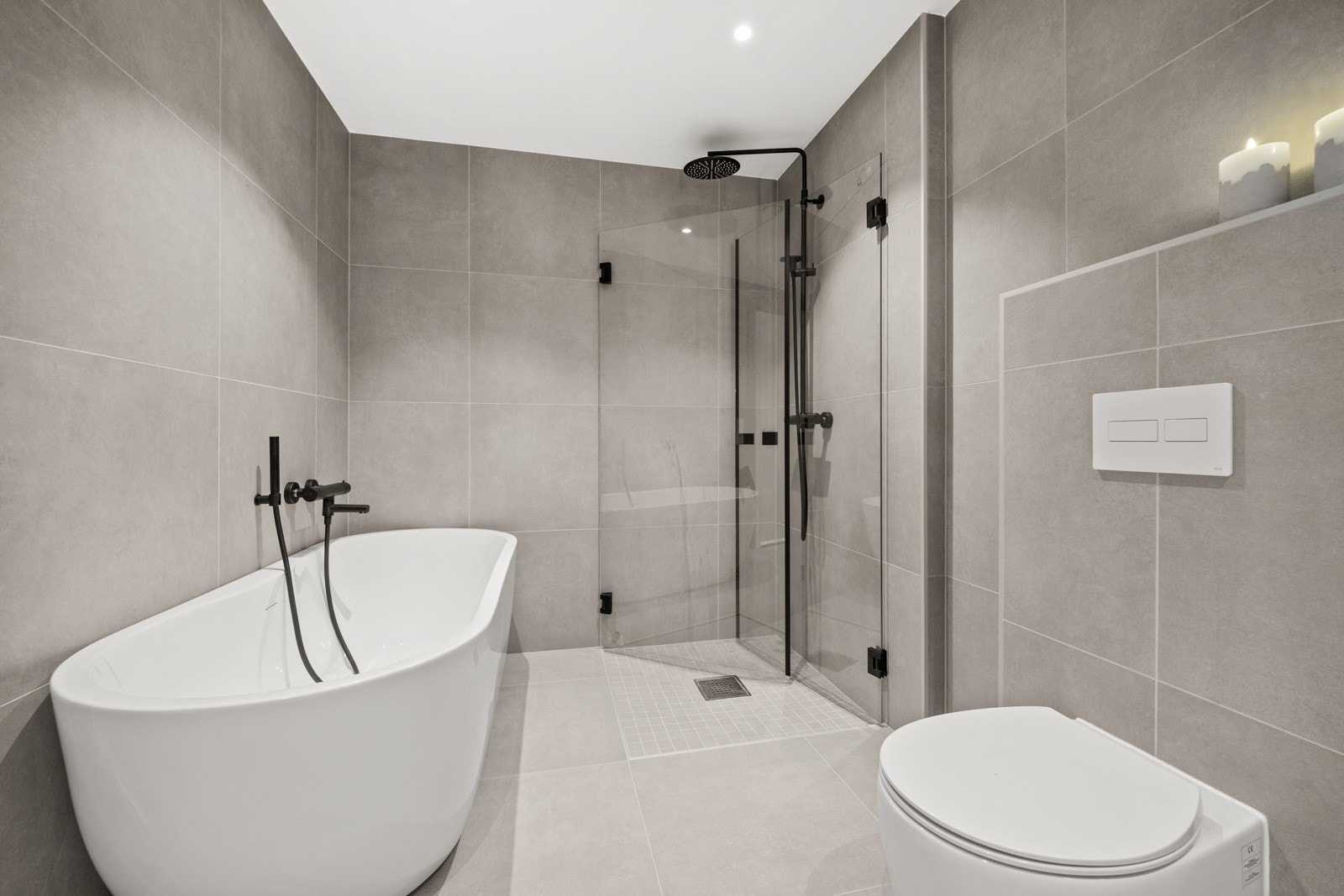 Baderommet har både badekar og dusjhjørne med innfellbare dører. Galleribilde