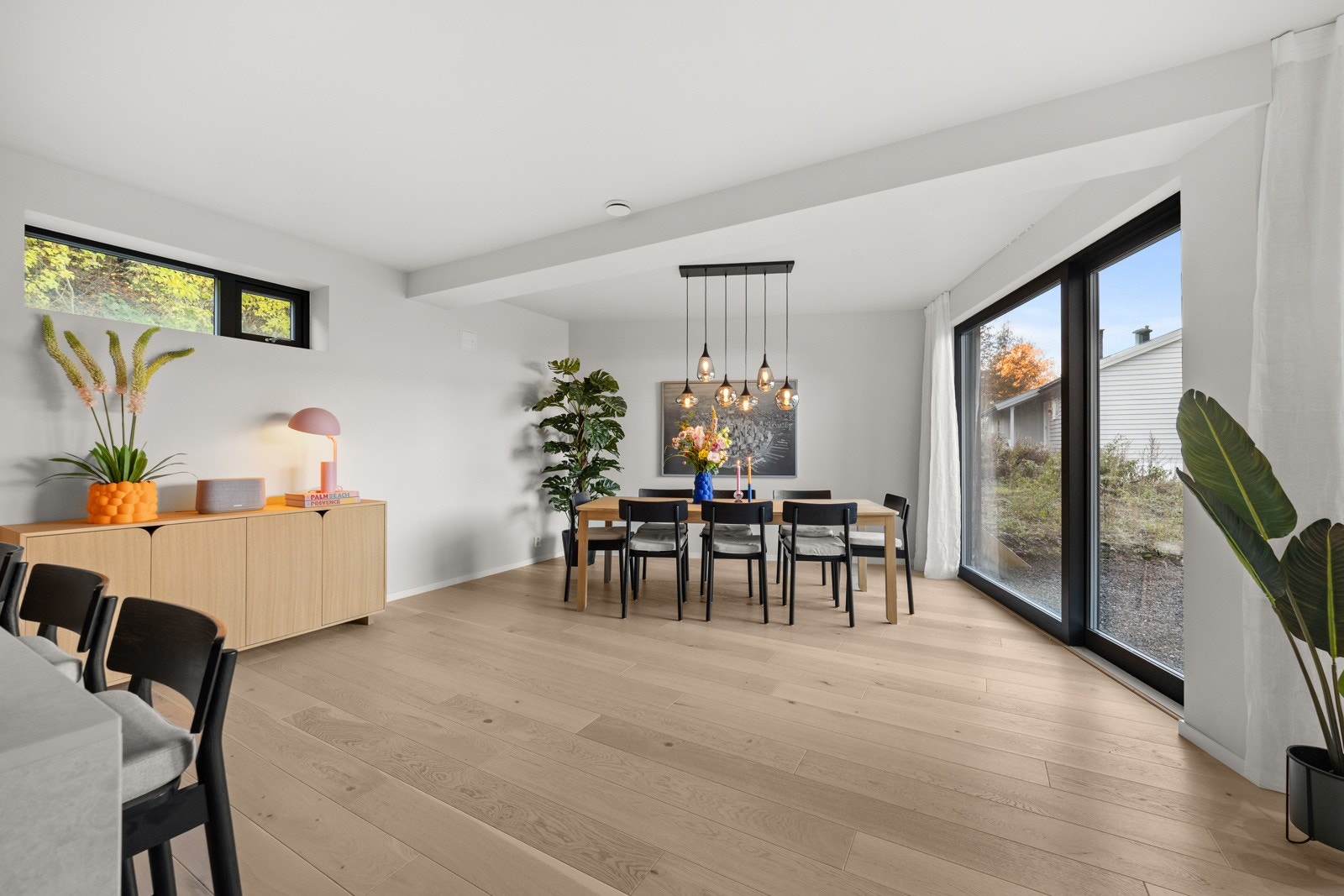 Fra stuen er det direkte utgang til boligens flotte uteområder. Galleribilde