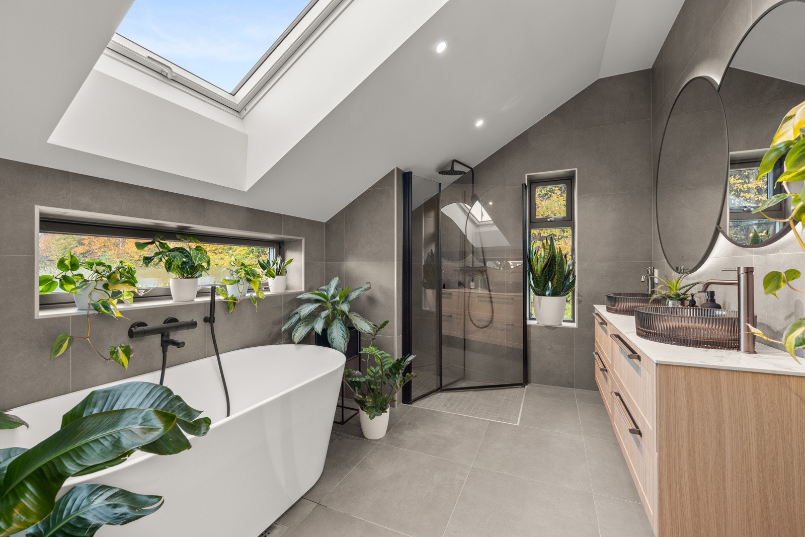 Lekker baderom i 3. etasje med badekar og dusjhjørne. Galleribilde