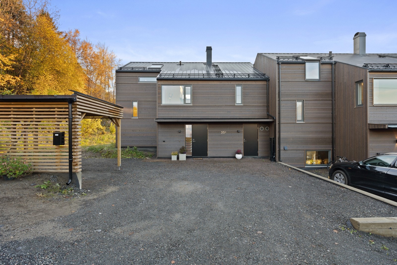 Boligen har delt oppkjørsel. Galleribilde