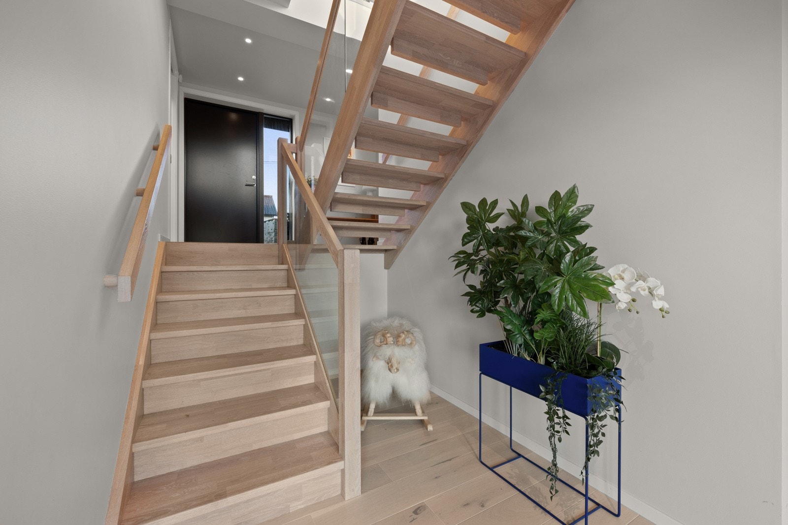 Fra entréen er det trapp ned til boligens hovedstue. Galleribilde