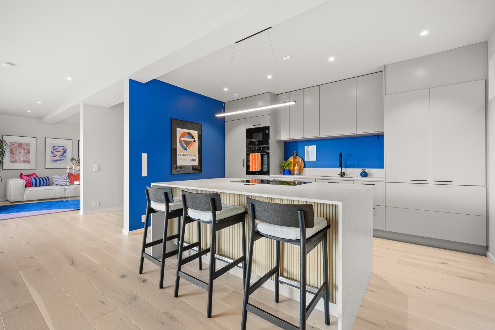 Fra spisestuedelen er det direkte tilgang til boligens kjøkken. Galleribilde