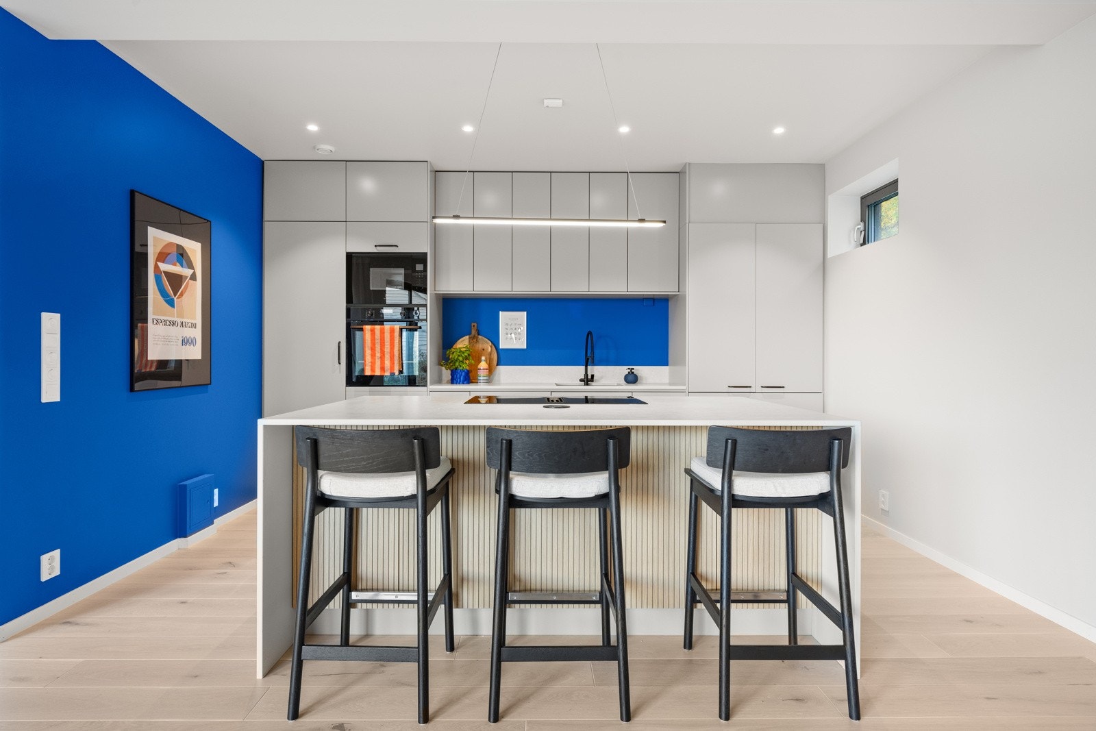 Her er det også en praktisk sitteplass ved kjøkkenøyen. Galleribilde