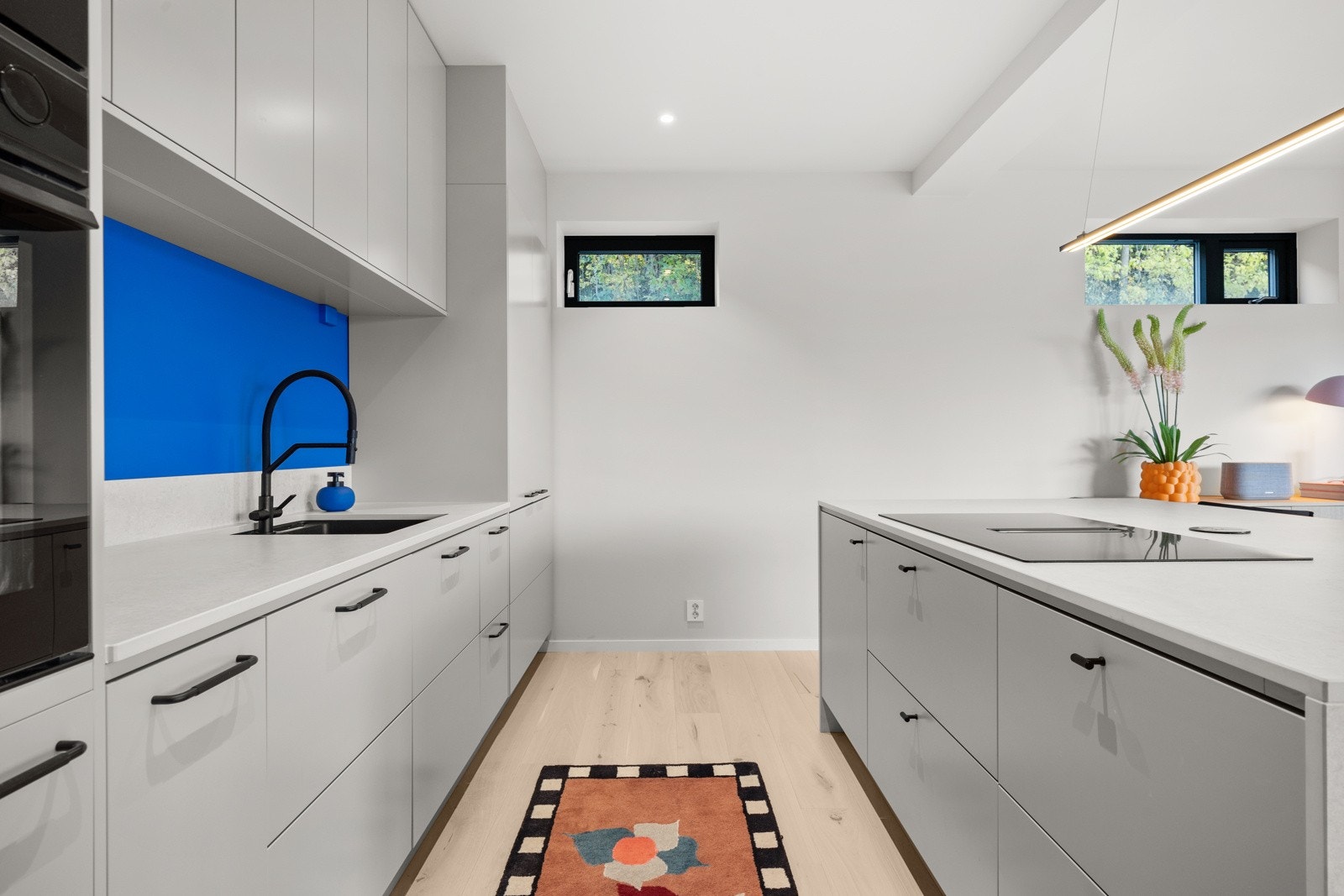 Kjøkkenet har integrerte hvitevarer og rikelig med skap plass. Galleribilde