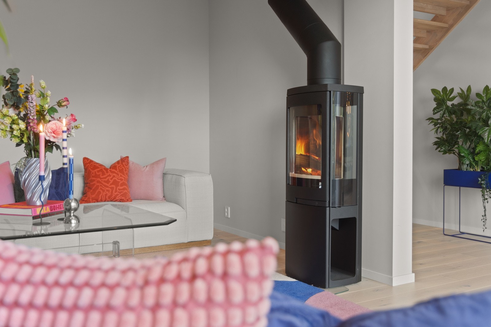 Sentralt i rommet er det en innbydende peis. Galleribilde