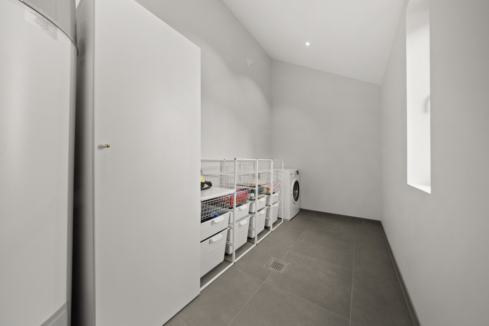 Her er det også et praktisk vaskerom med opplegg for vaskemaskin og trøketrommel. Galleribilde