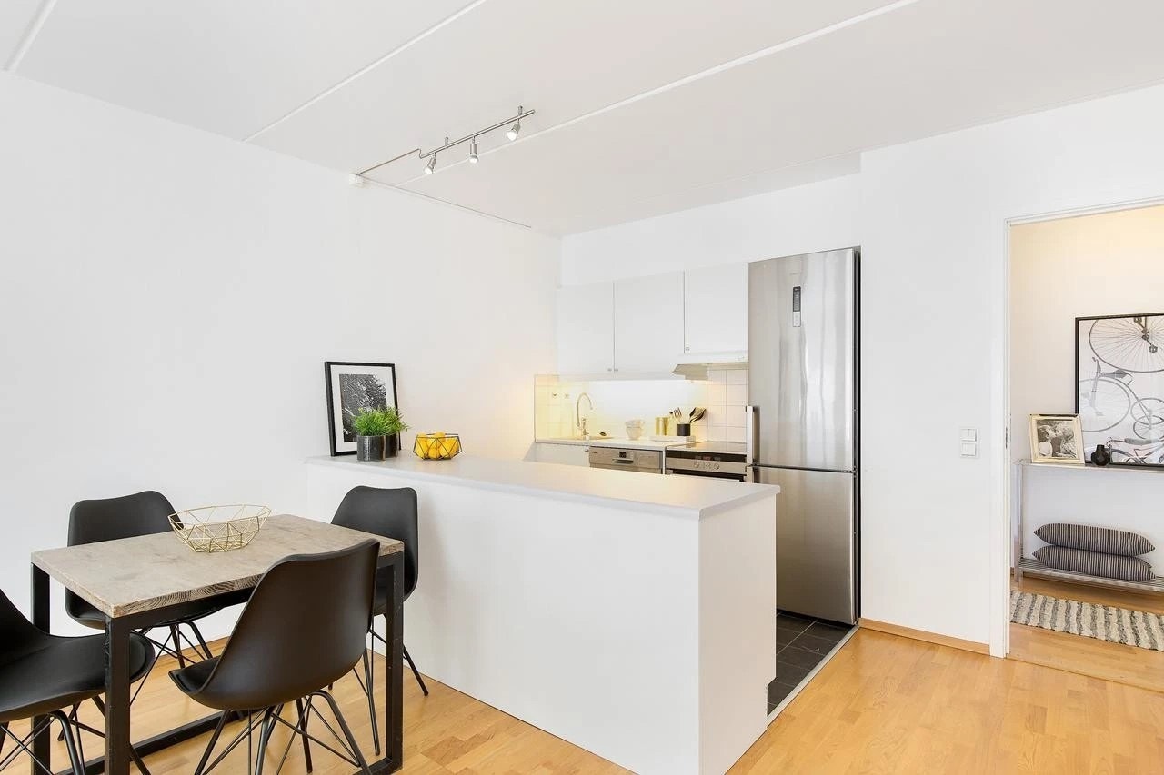 Oppvaskmaskin, kombiskap og komfyr medfølger. Galleribilde