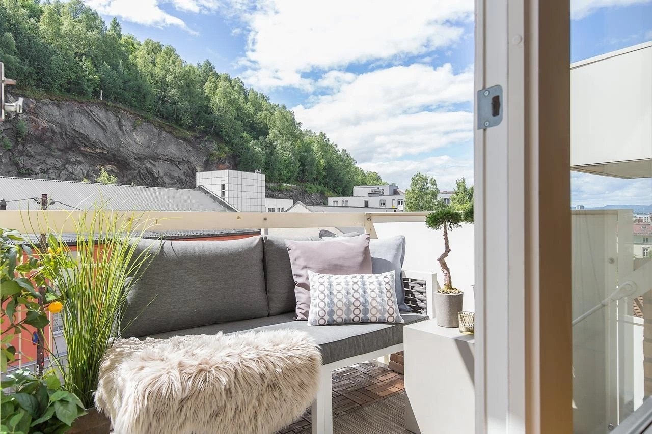 Fra stuen har man utgang til en sørvestvendt solrik balkong. Galleribilde