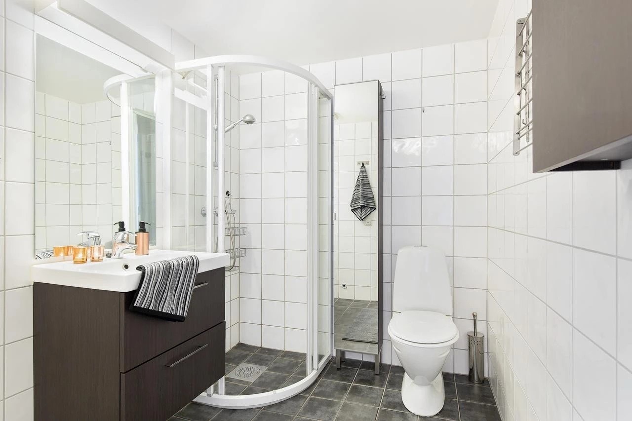 Flislagt baderom med opplegg for vaskemaskin. Galleribilde