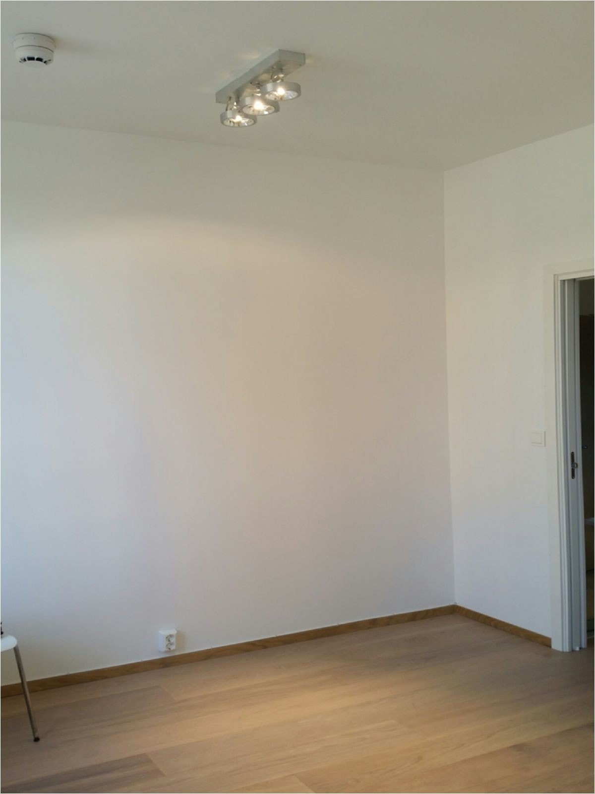 Leiligheten er holdt i lyse, moderne farger og gir et godt førsteinntrykk Galleribilde
