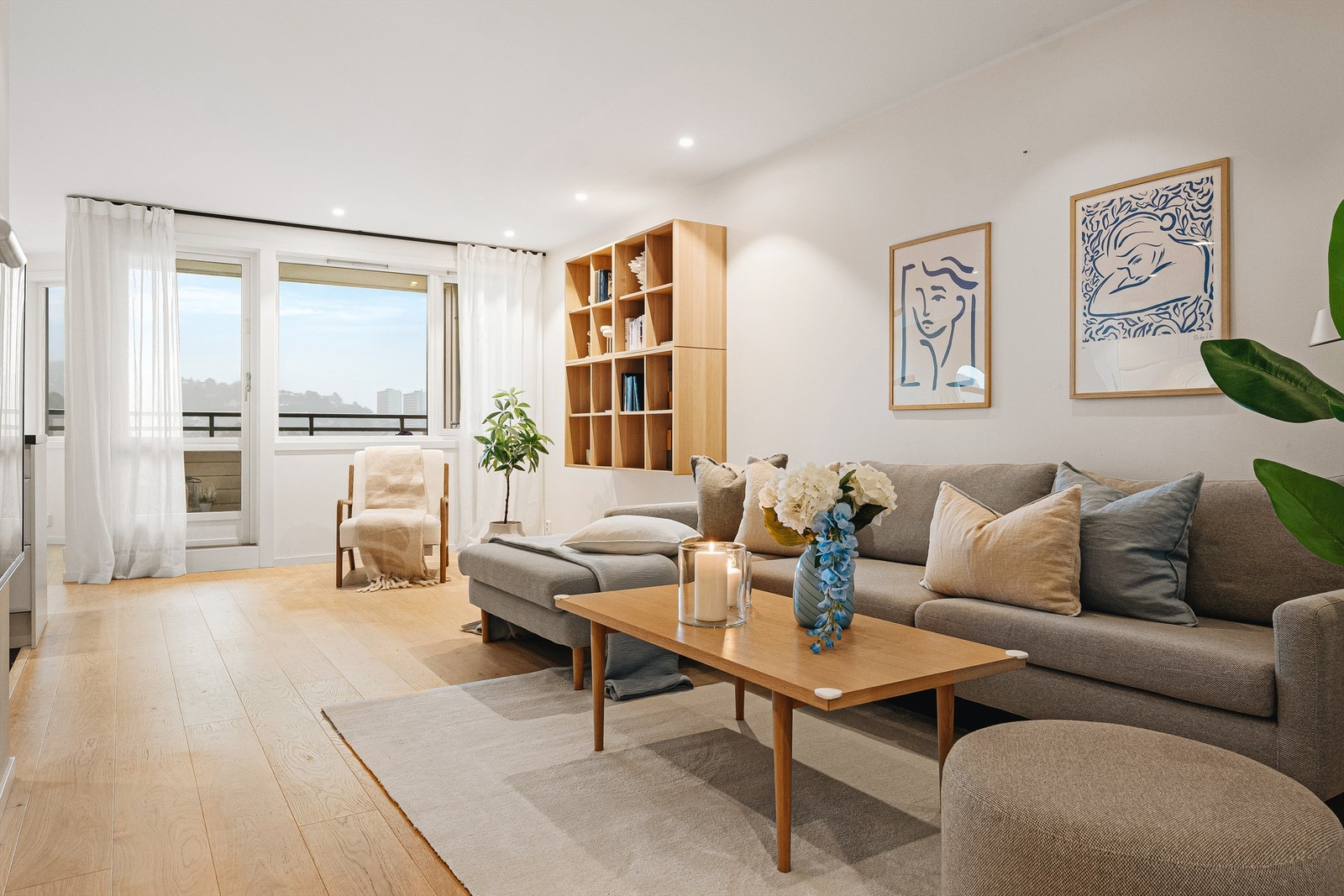 Leiligheten har stilrene og moderne gulv- og veggflater gjennomgående i leiligheten Galleribilde