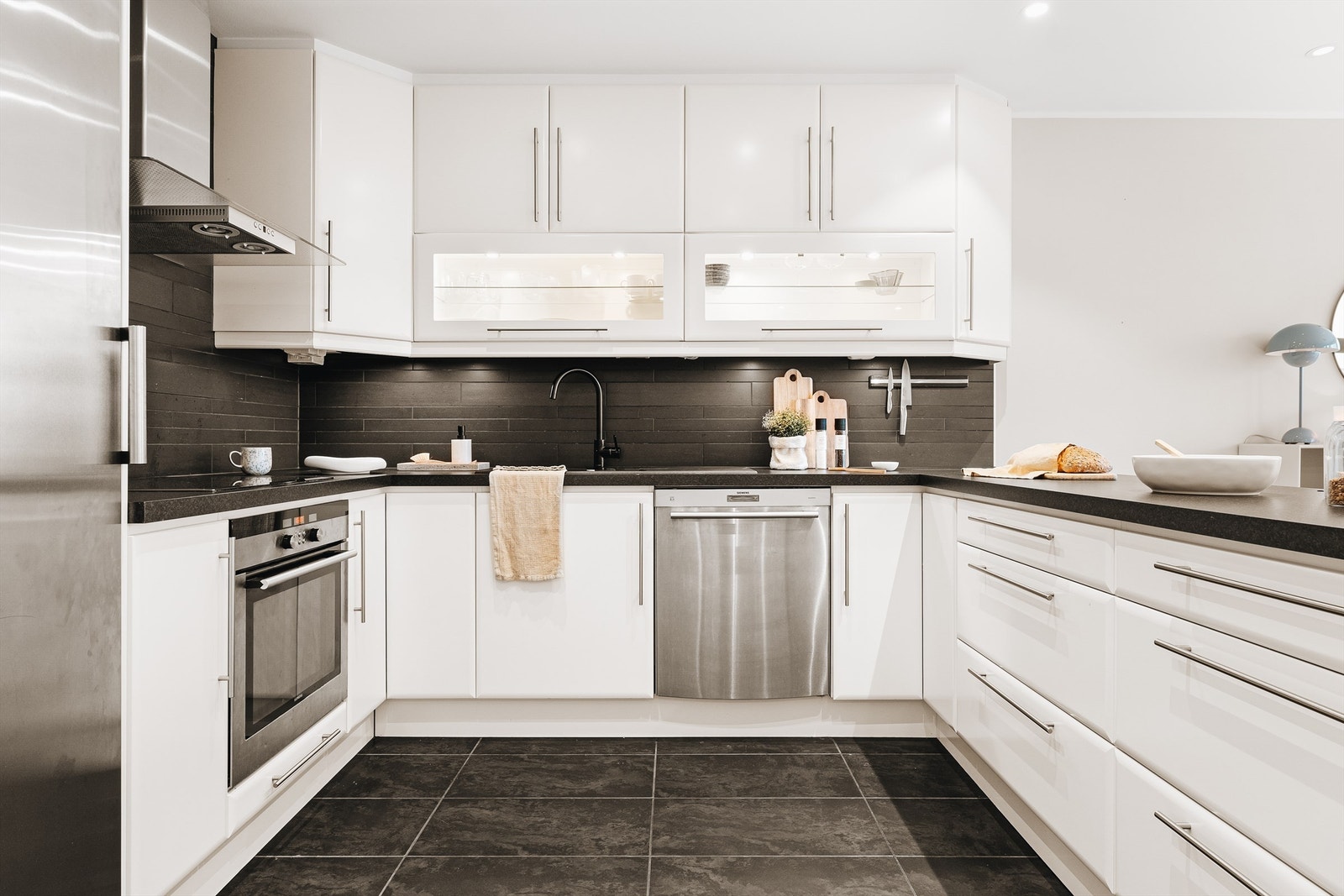 Nydelig og tidløst kjøkken som står i stil til boligens ellers lyse og moderne standard Galleribilde