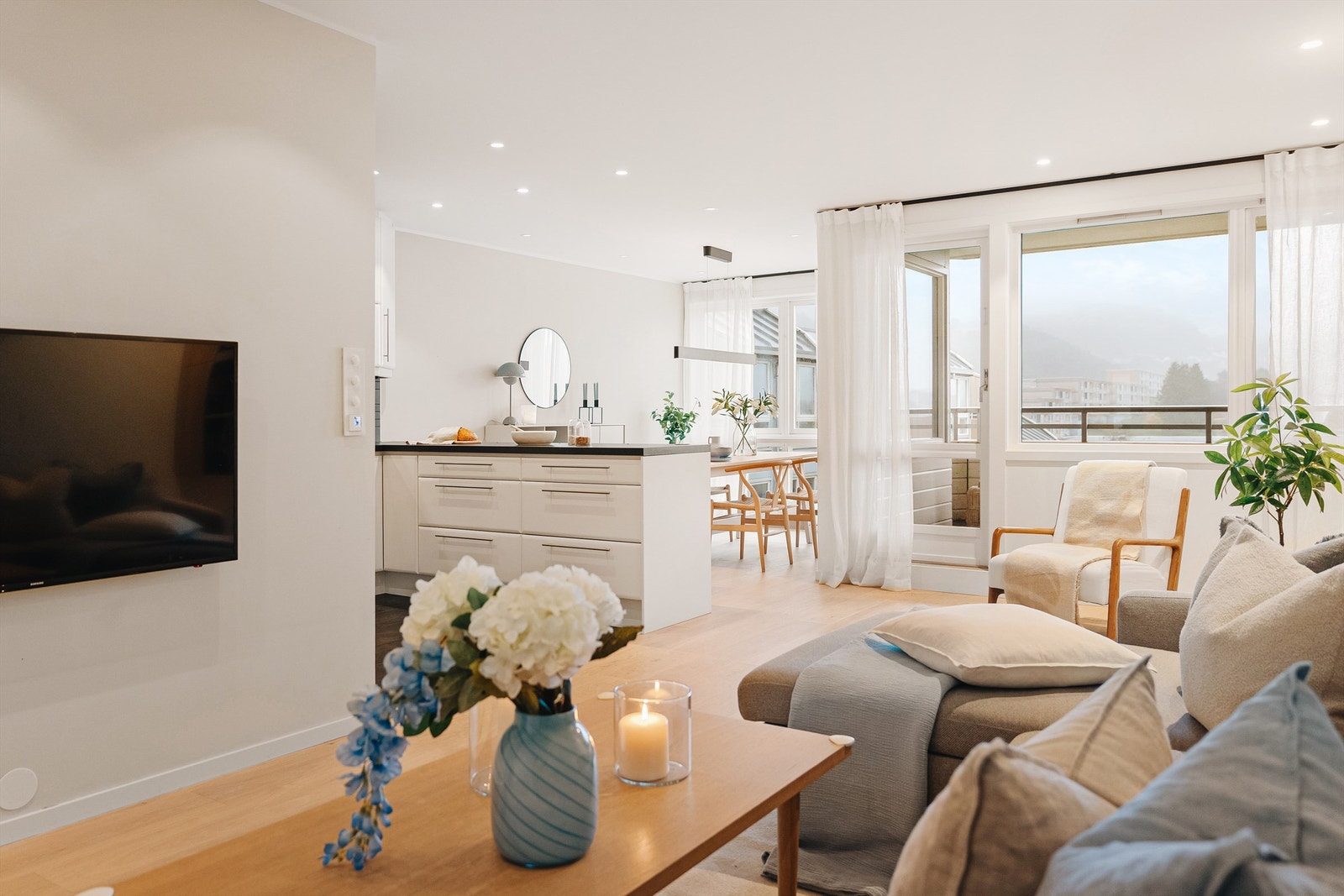 Leiligheten tilbyr en praktisk planløsning med romslig stue, åpen kjøkkenløsning, 2 gode soverom, bad, WC, vaskerom, innvendig bod + 2 ekstern boder Galleribilde