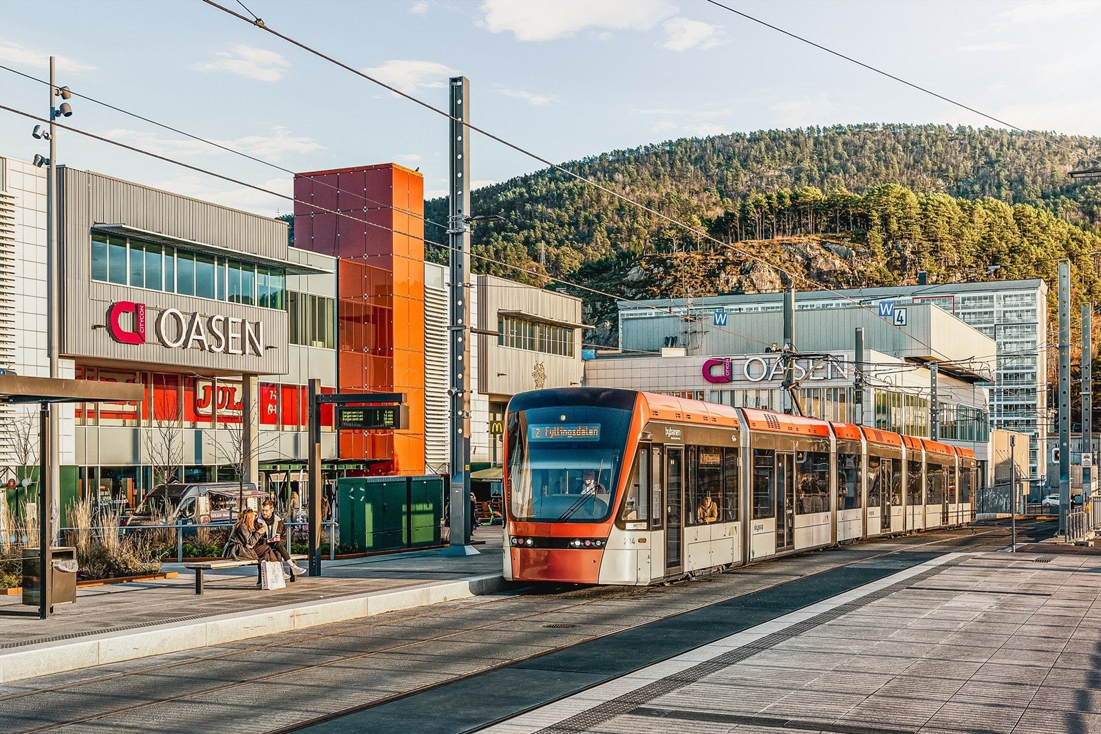 Med bybanen er det veldig kort og lett reisevei fra Oasen direkte til Haukeland og Haraldsplass sykehus, samt videre til Bergen sentrum. Det går også hyppige avganger av busser på den nye Fyllingsdalen Terminal mot sentrum, Flesland m.m Galleribilde
