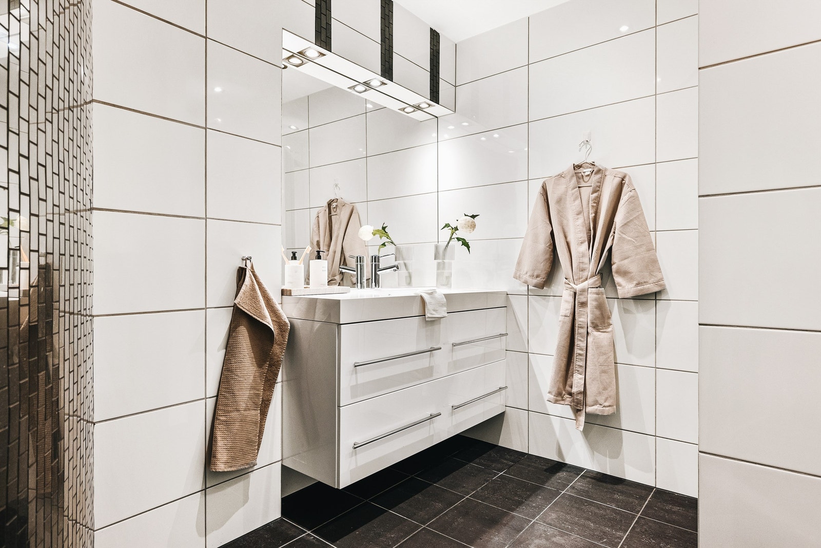 Moderne og flott bad. Flisene har en elegant og nøytral farge som spiller godt med boligens fargevalg Galleribilde