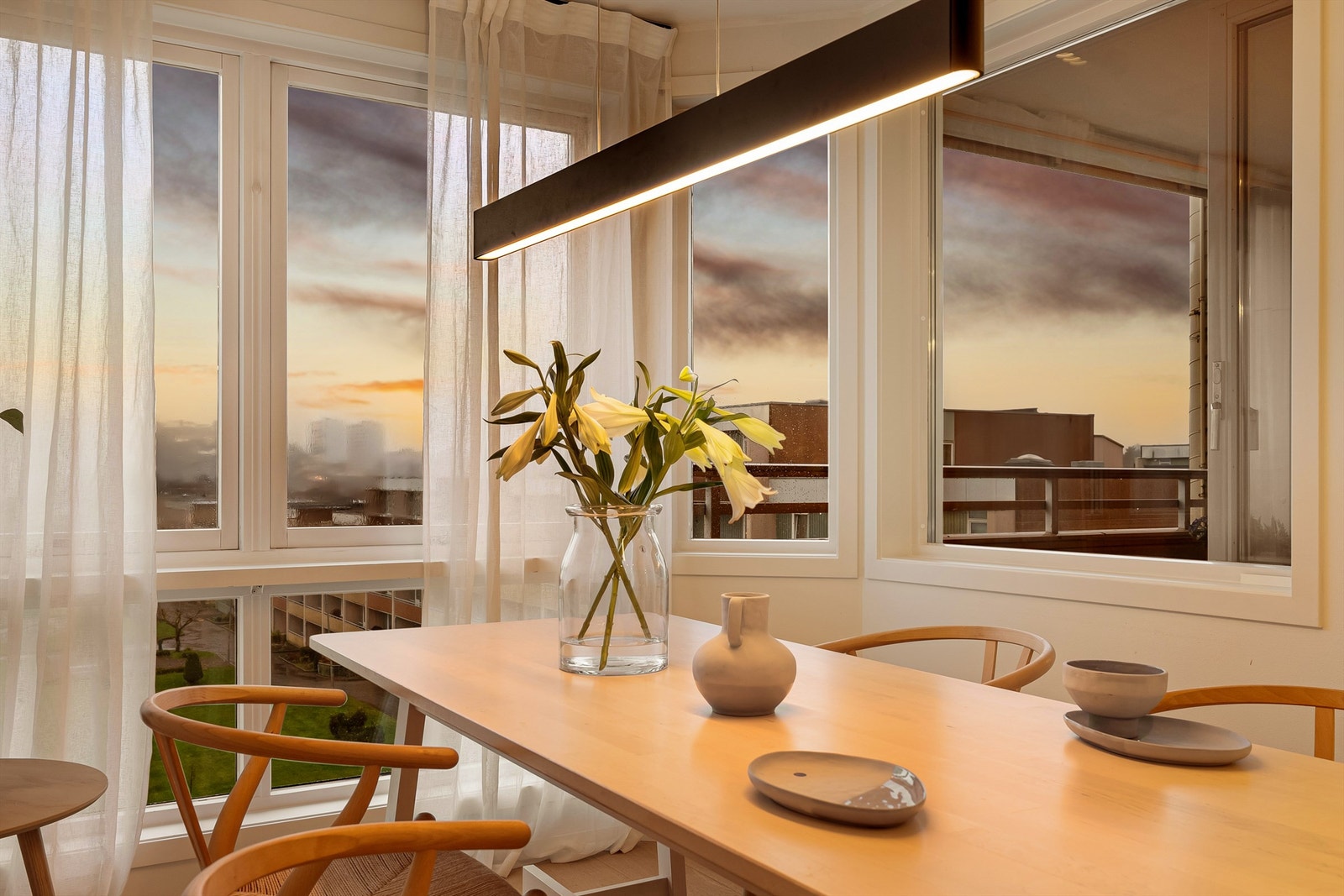 Spisestue med store vinduer hvor man får en nydelig utsikt Galleribilde