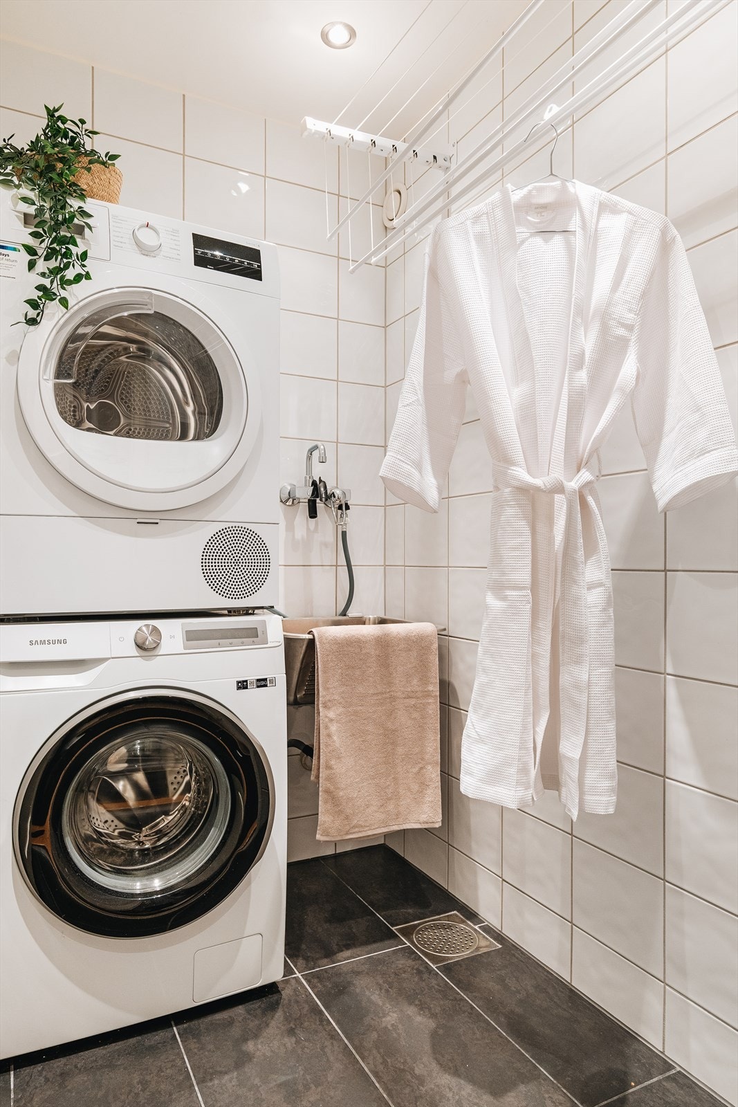 Veldig praktisk vaskerom med god plass til blant annet vaskemaskin og tørketrommel. Flislagt gulv med gulvvarme Galleribilde