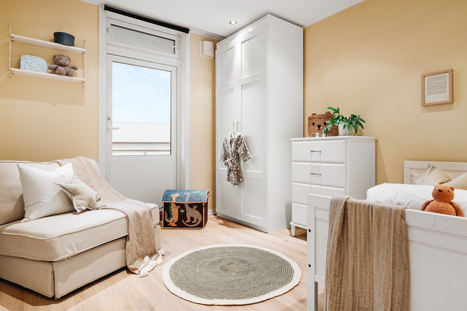 Boligens andre soverom, perfekt som barnerom eller gjestebesøk. Utgang fra hovedsoverom til nordvendt balkong på ca 6 m2 Galleribilde