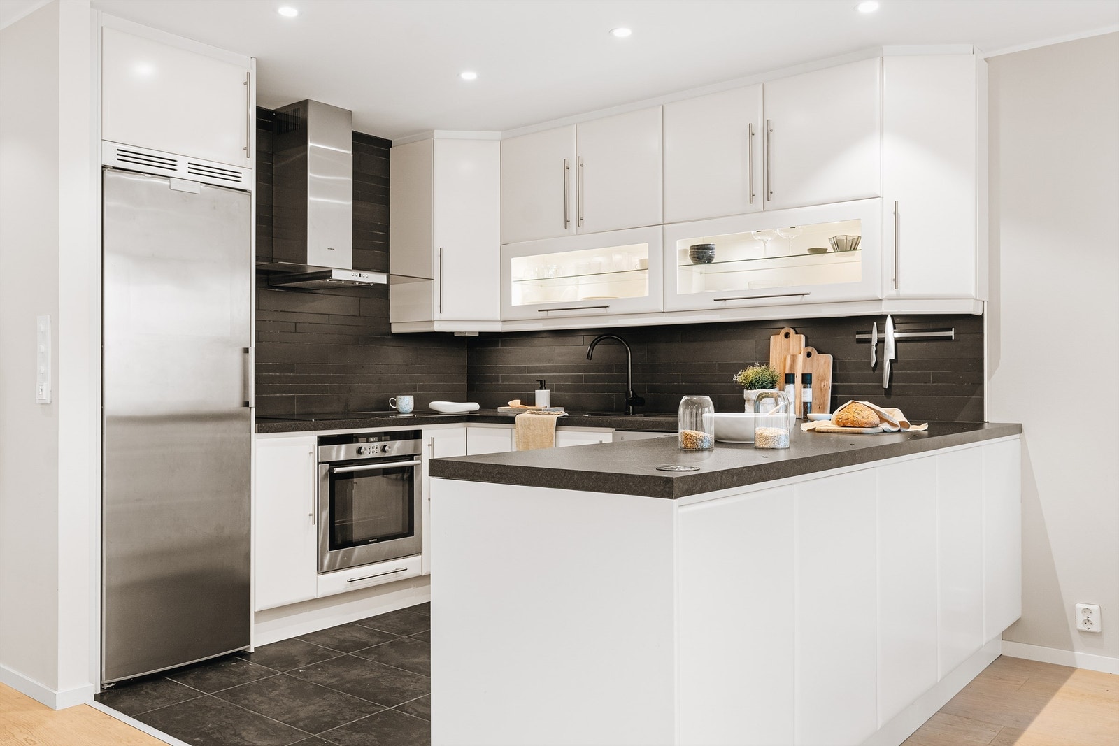 Kjøkkenet er praktisk utformet med med mye benk- og skapplass. Her får man god plass som gjør matlaging enkelt og trivelig! Galleribilde