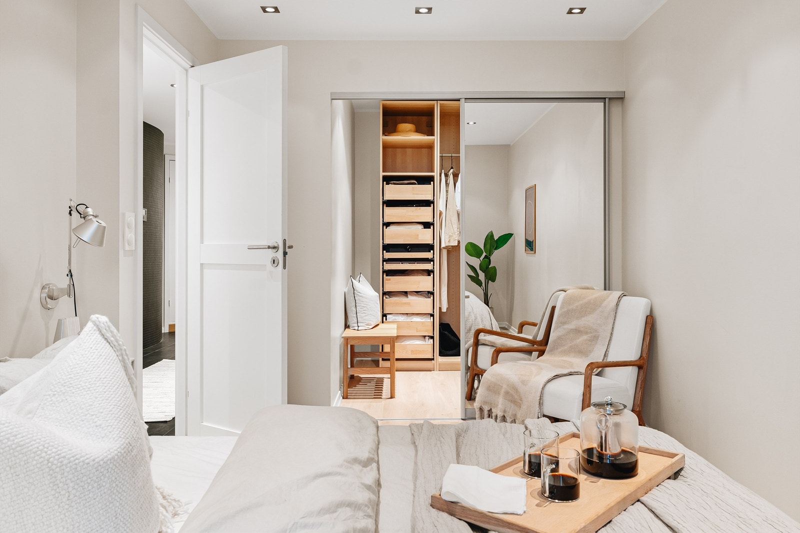 Hovedsoverommet har et meget praktisk omkledningsrom. Originalt byggemeldt som s rom i originale byggetegninger og er således ikke søkt/godkjent til varig opphold Galleribilde