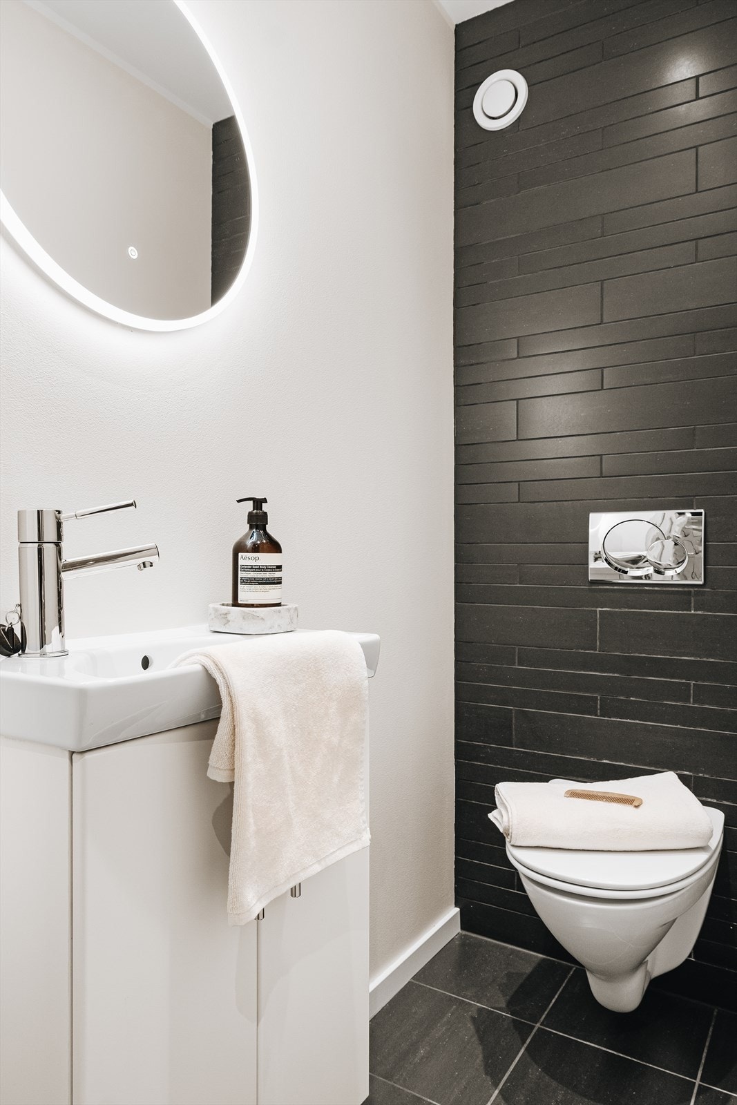 Praktisk wc med farger som passer resten av leiligheten Galleribilde