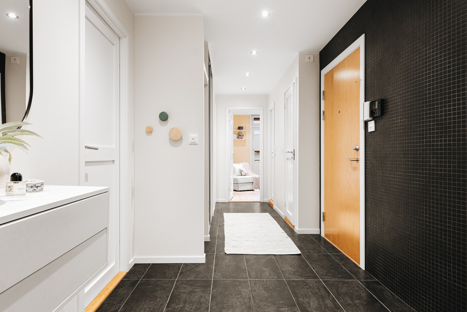 Romslig gang. Velkommen skal du være, husk påmelding til visning! Ring megler på 45259737 om oppsatt tidspunkt ikke passer og man ønsker privatvisning Galleribilde