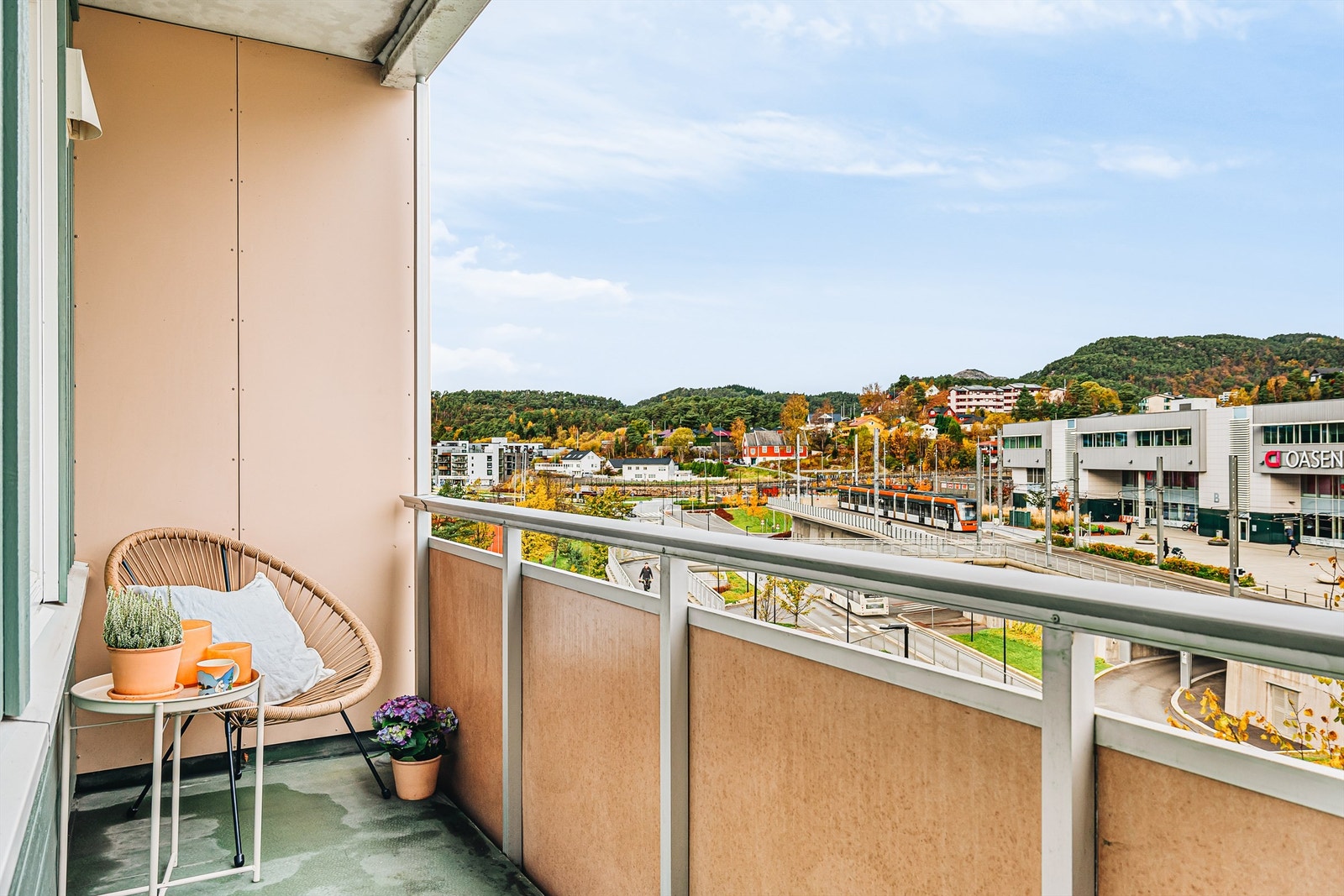 Boligens andre balkong har utsikt over bydelen og Oasen senter Galleribilde