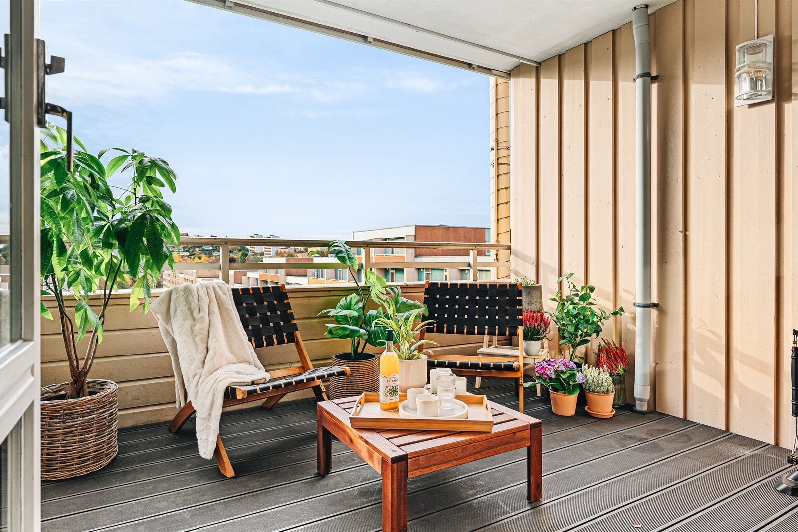 Utgang fra stue til sørvendt balkong på ca. 8 m2. Galleribilde