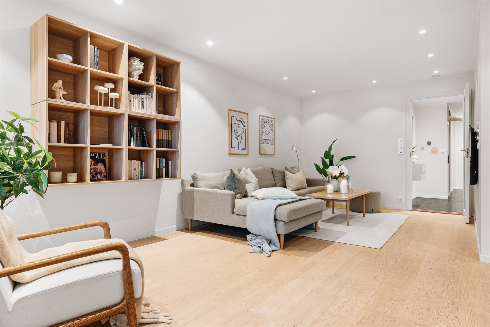 Et romslig og luftig oppholdsrom med åpen planløsning. Her får man nydelige gulv og veggflater gjennom hele boligen samt nydelige spotter i stue og på kjøkken Galleribilde