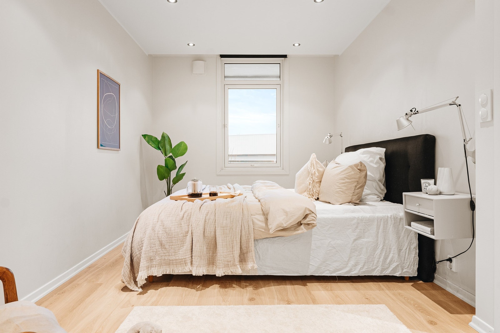 Meget pent hovedsoverom med tilsvarende slette vegger og pene gulv. God plass til dobbeltseng og nattbord Galleribilde