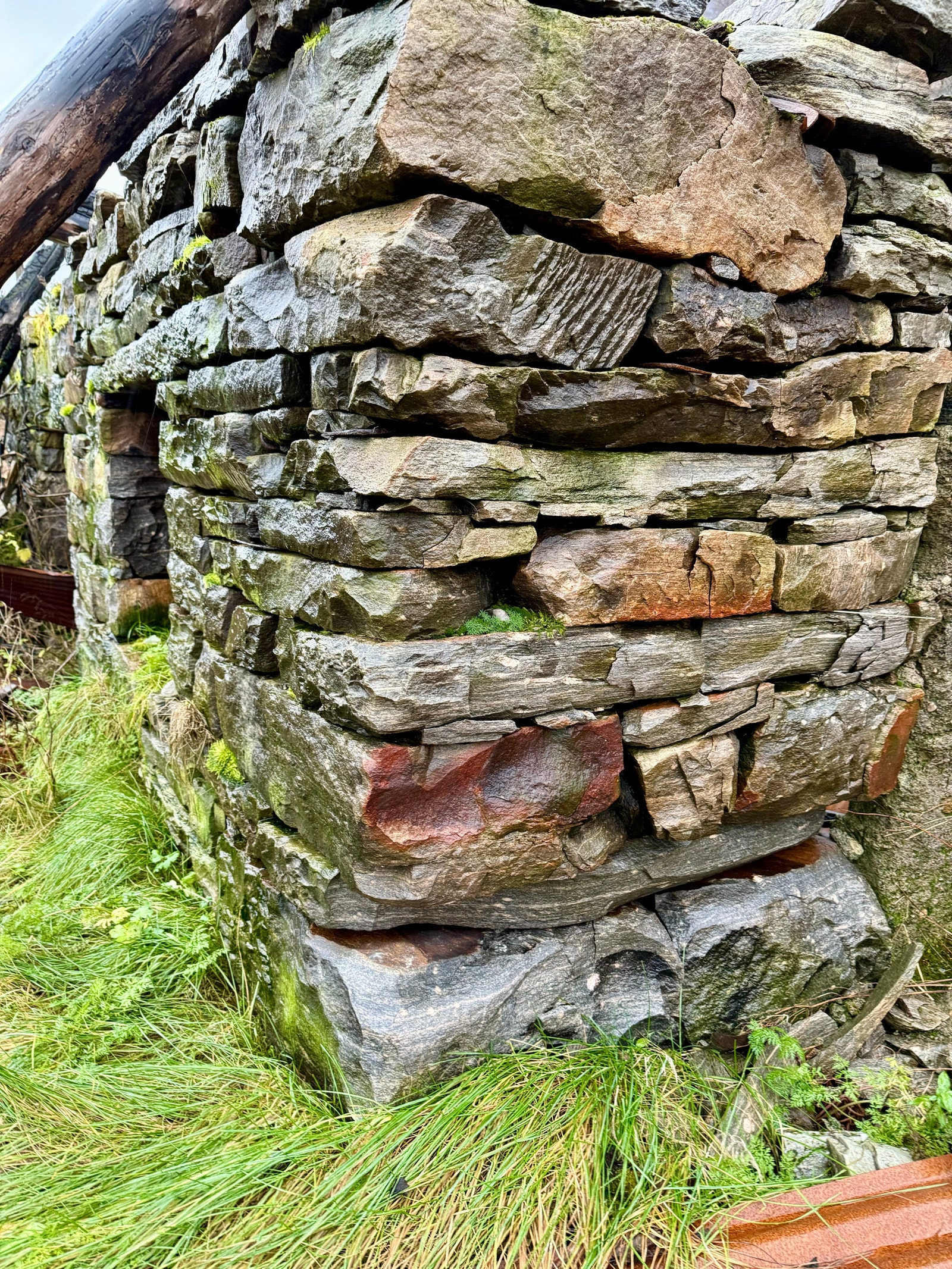 Steinmur frå riven driftsbygning Galleribilde