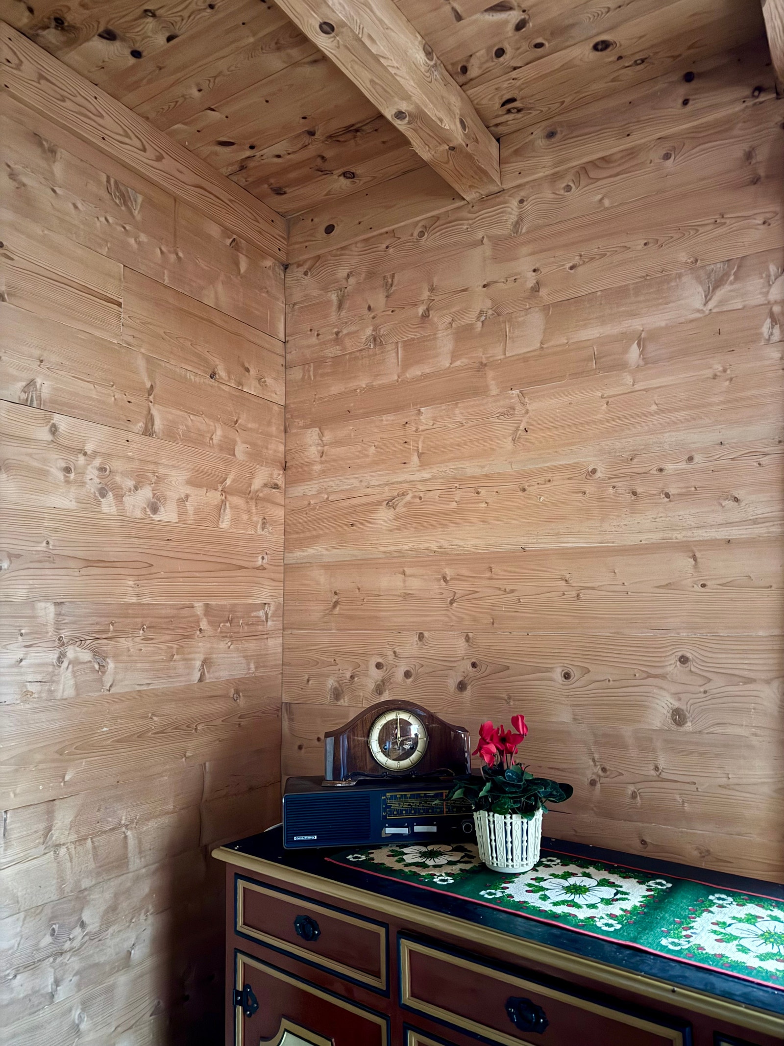 Flotte innvendige tømmerveggar og -tak. Galleribilde