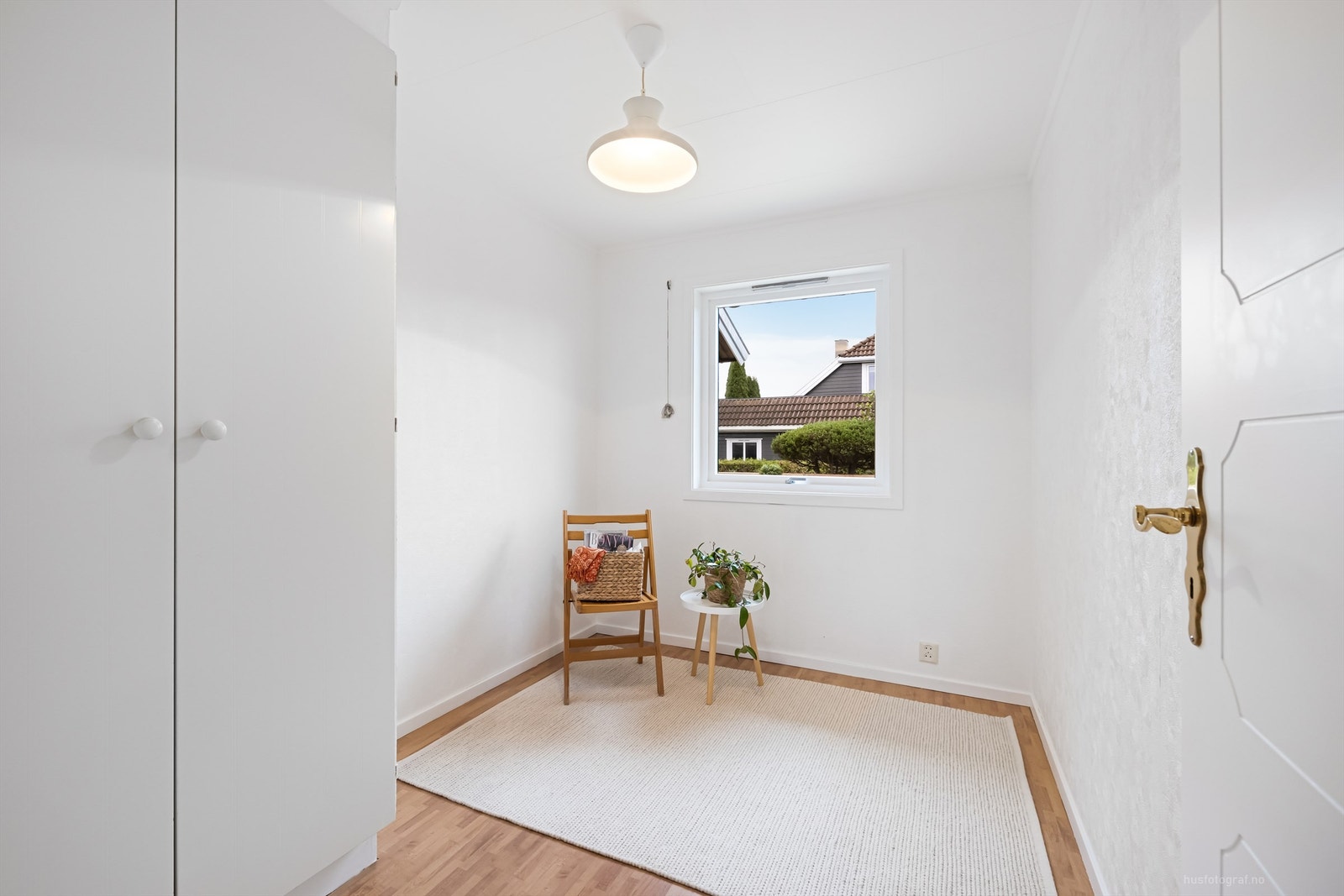 Soverom 1 med plassbygget garderobeskap i hvit og glatt utførelse Galleribilde