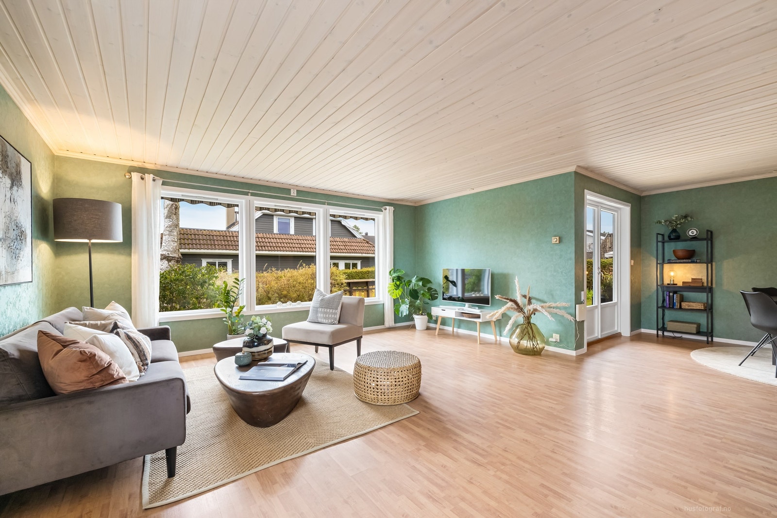 Romslig vinkelstue med sofaområde og spiseplass Galleribilde