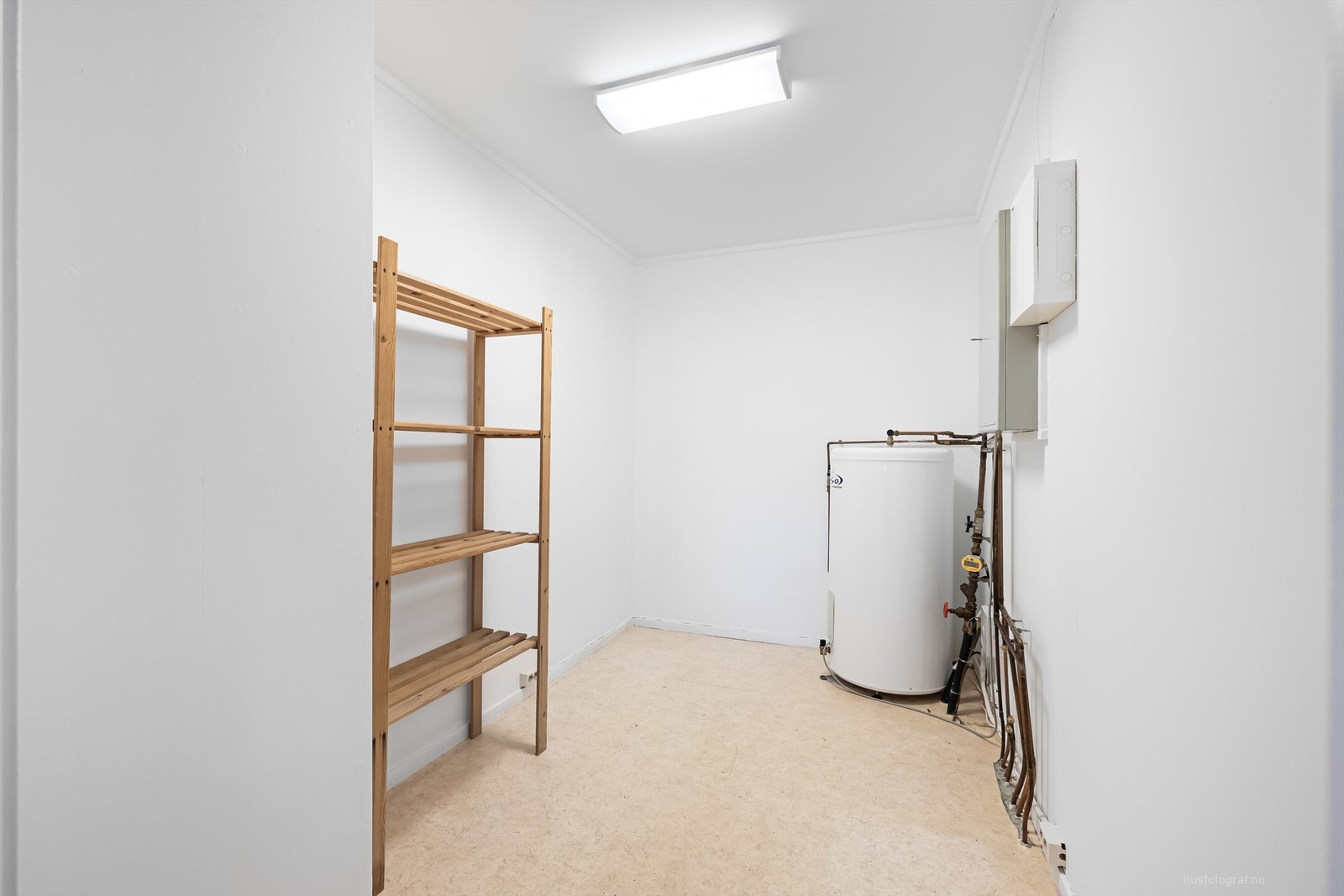 Boligen har lagringsplass i innvendig bod, bod med utvendig adkomst og redskapsskur bak garasjen (ikke byggemeldt) Galleribilde