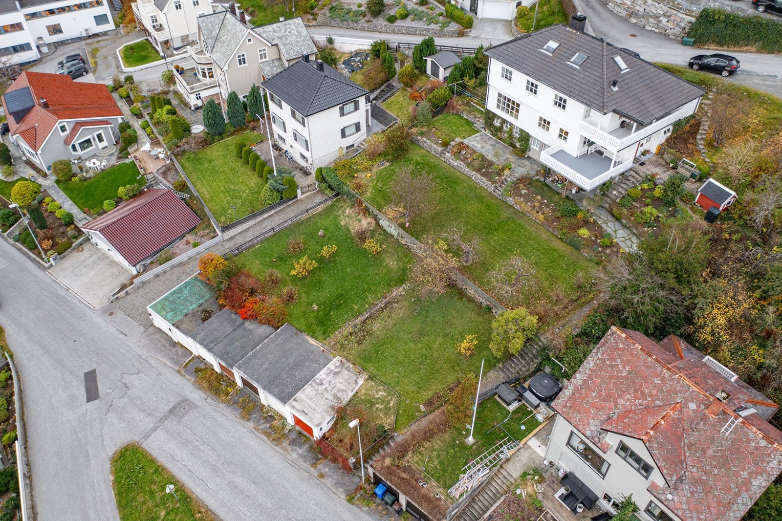 Boligtomt regulert til konsentrert småhusbebyggelse beliggende i attraktivt område sentralt i Ulsteinvik Galleribilde