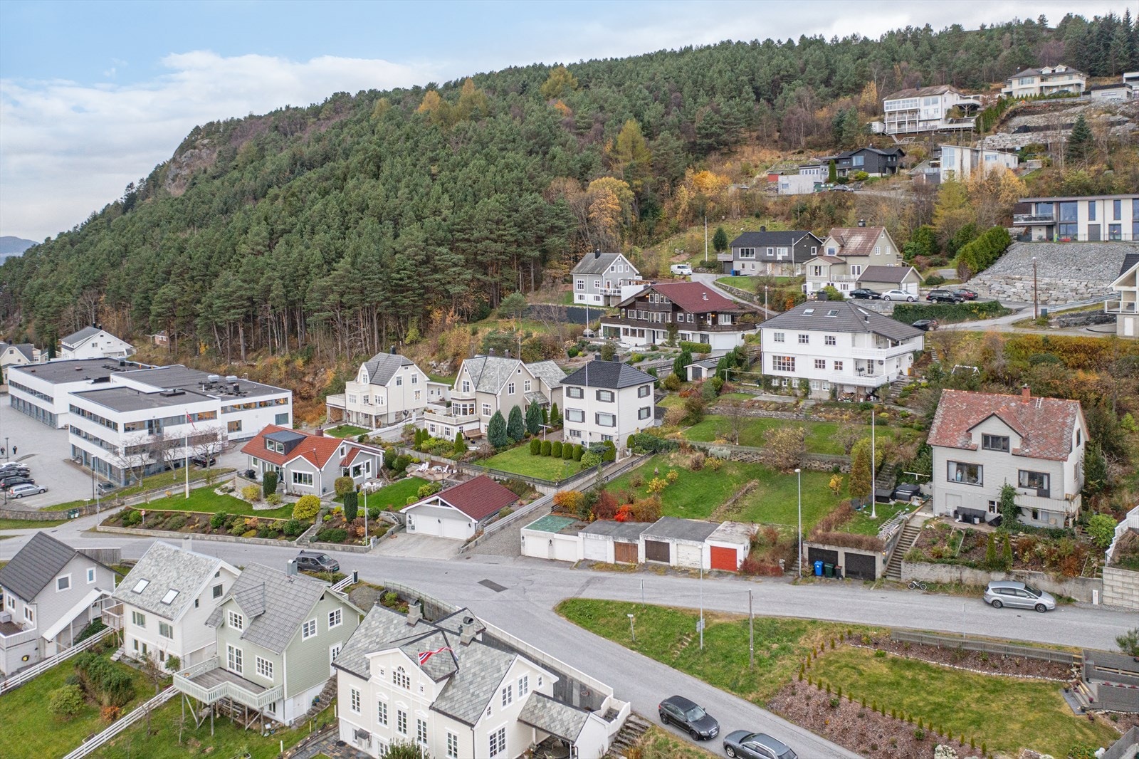 Tomten ligger i et attraktivt boligområde sentralt i Ulsteinvik Galleribilde