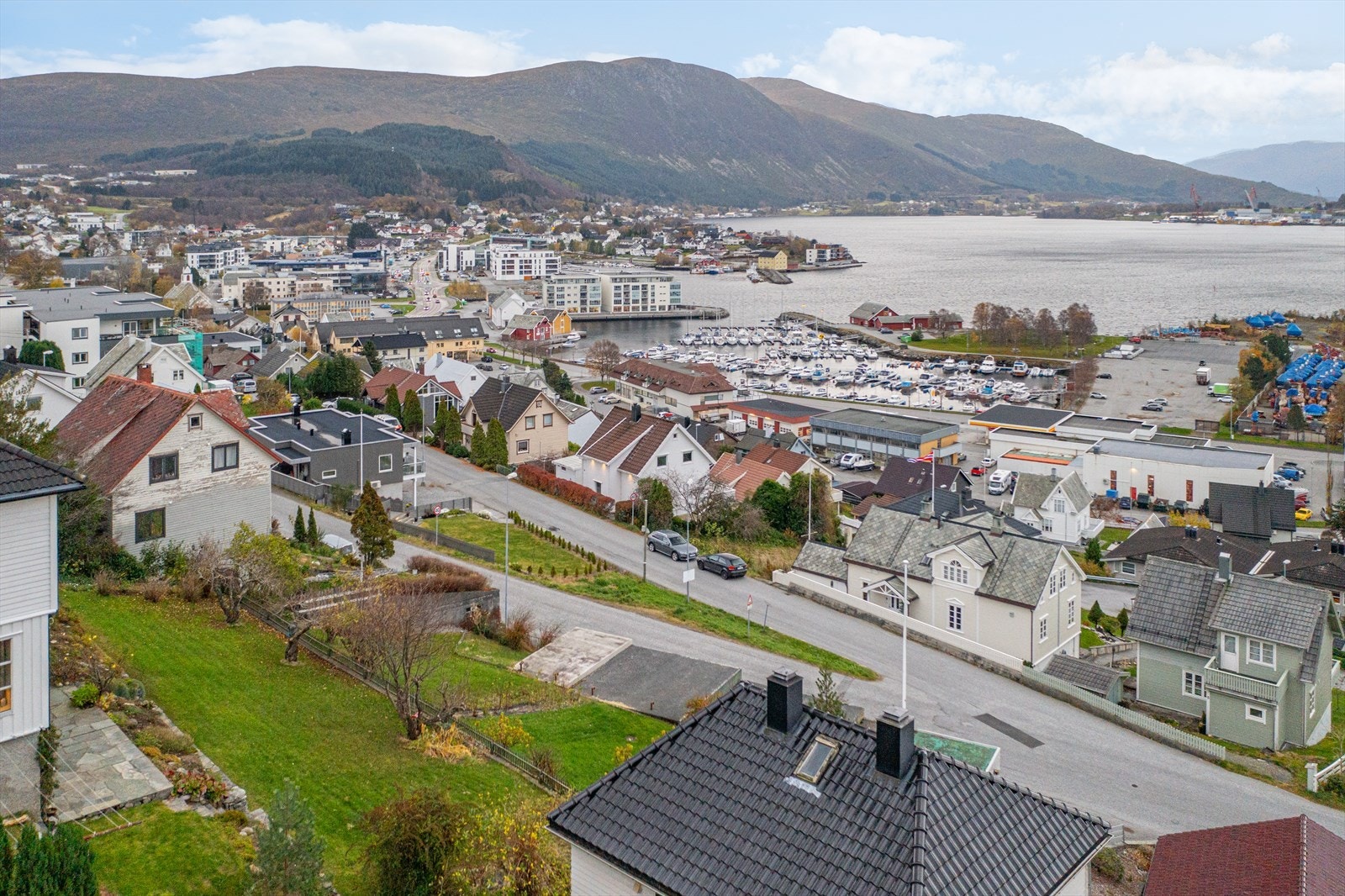 Fra eiendommen er det gangavstand til barnehage, barneskole, ungdomsskole og Ulsteinvik sentrum med alle dets sentrumsfasiliteter Galleribilde