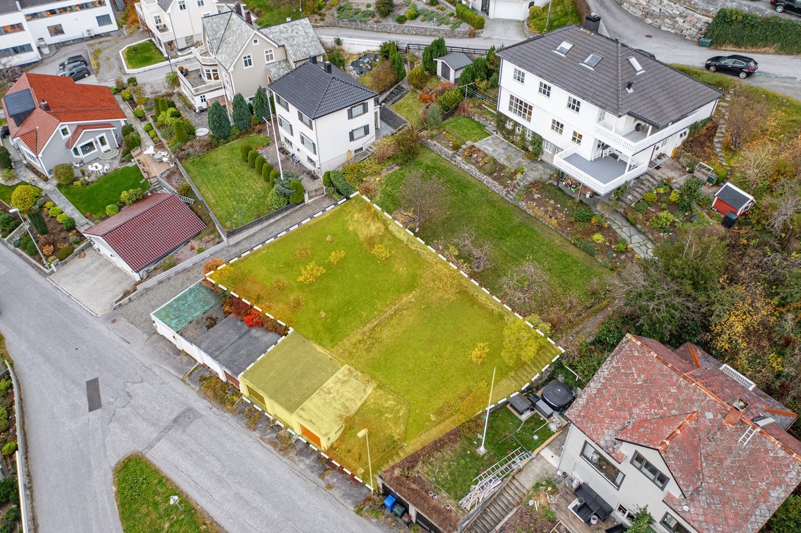 Boligtomt regulert til konsentrert småhusbebyggelse beliggende i attraktivt område sentralt i Ulsteinvik | markeringen i bildet viser omtrentlig areal for tomten Galleribilde