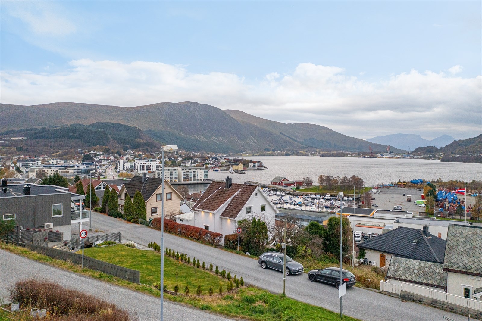 Fra eiendommen er det gangavstand til barnehage, barneskole, ungdomsskole og Ulsteinvik sentrum med alle dets sentrumsfasiliteter Galleribilde