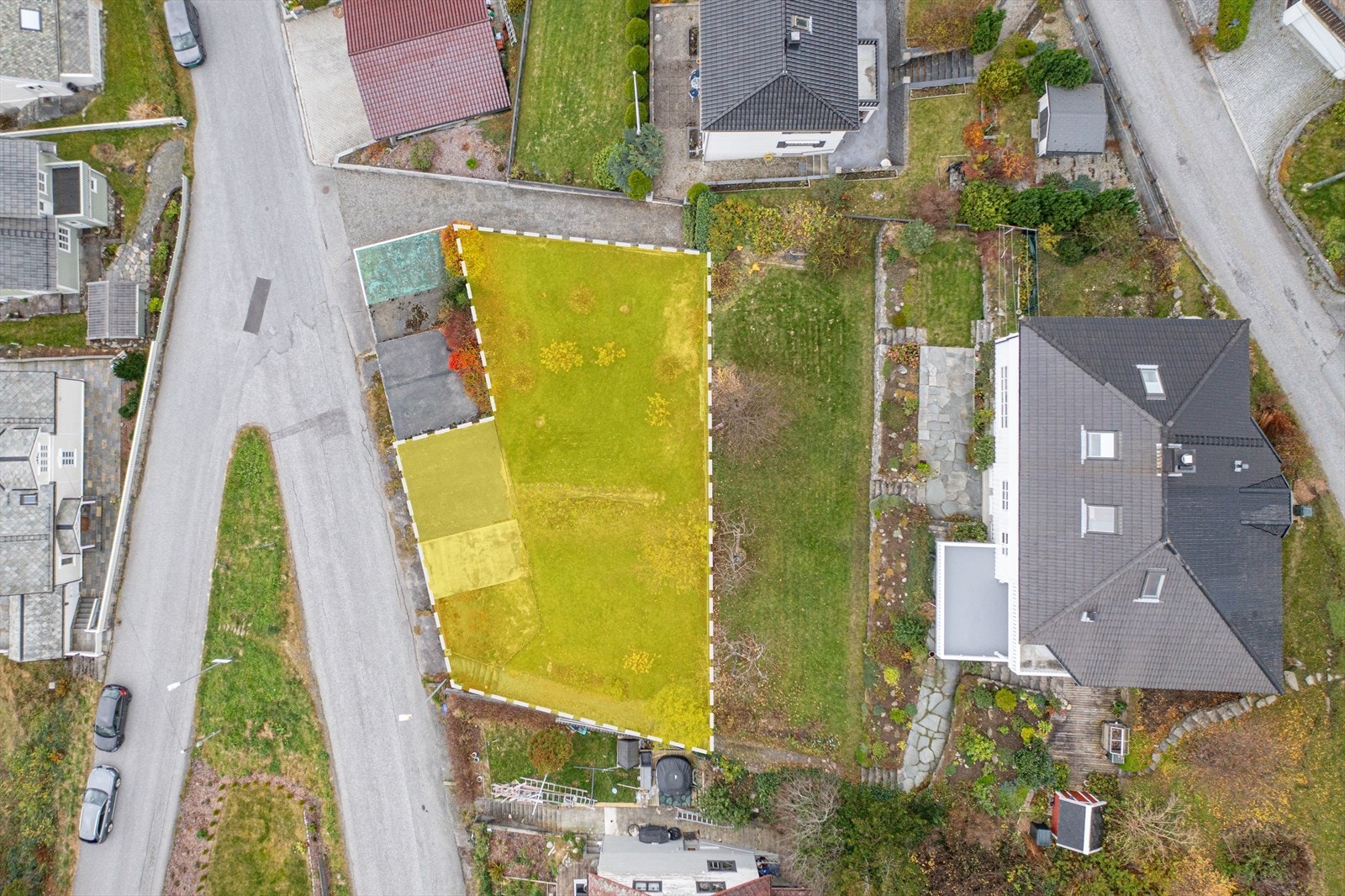 Boligtomt regulert til konsentrert småhusbebyggelse beliggende i attraktivt område sentralt i Ulsteinvik | markeringen i bildet viser omtrentlig areal for tomten Galleribilde