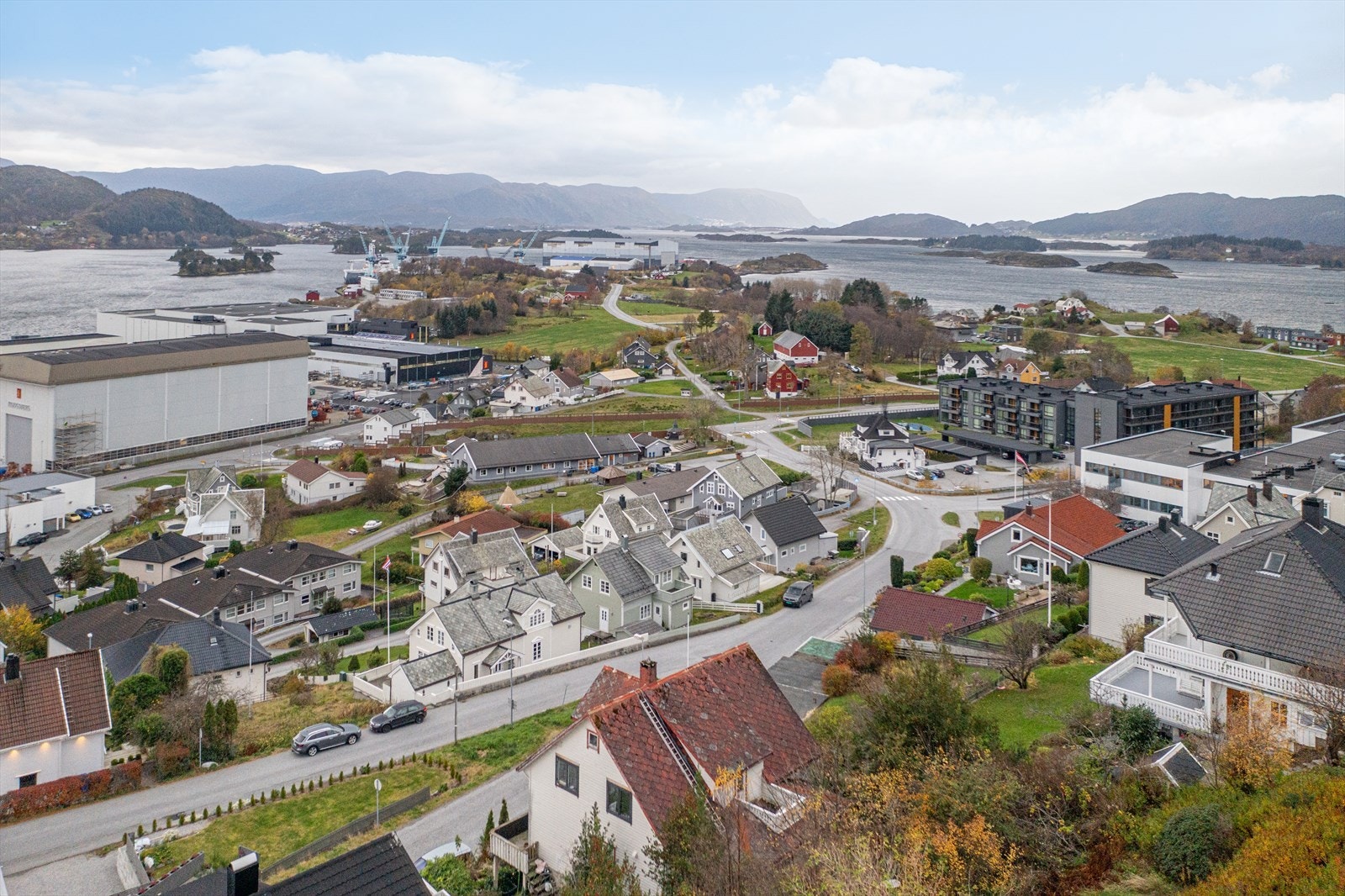 Tomten ligger i et attraktivt boligområde sentralt i Ulsteinvik Galleribilde