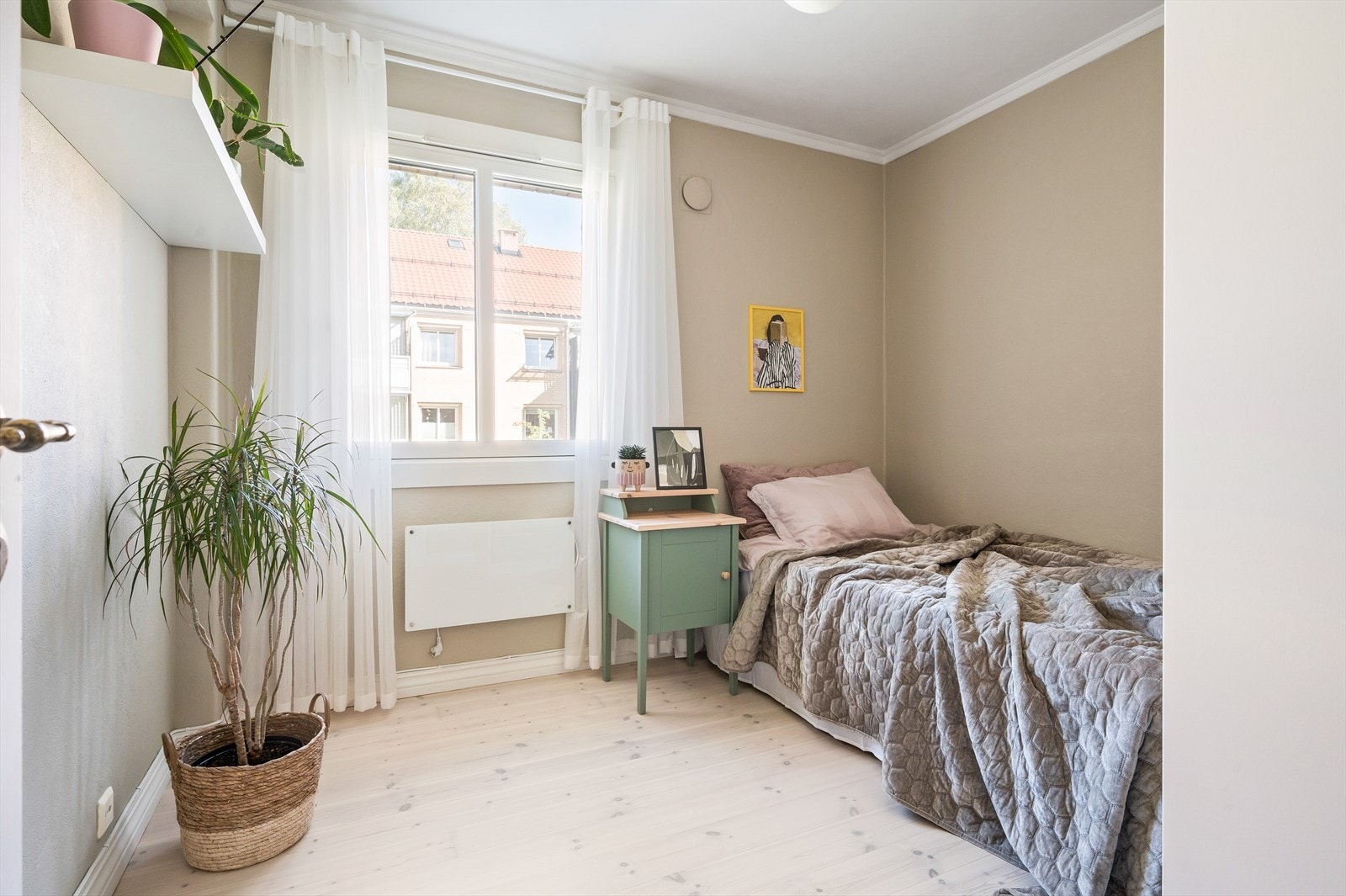 Det andre soverommet er også romslig, med plass til dobbeltseng og nattbord Galleribilde