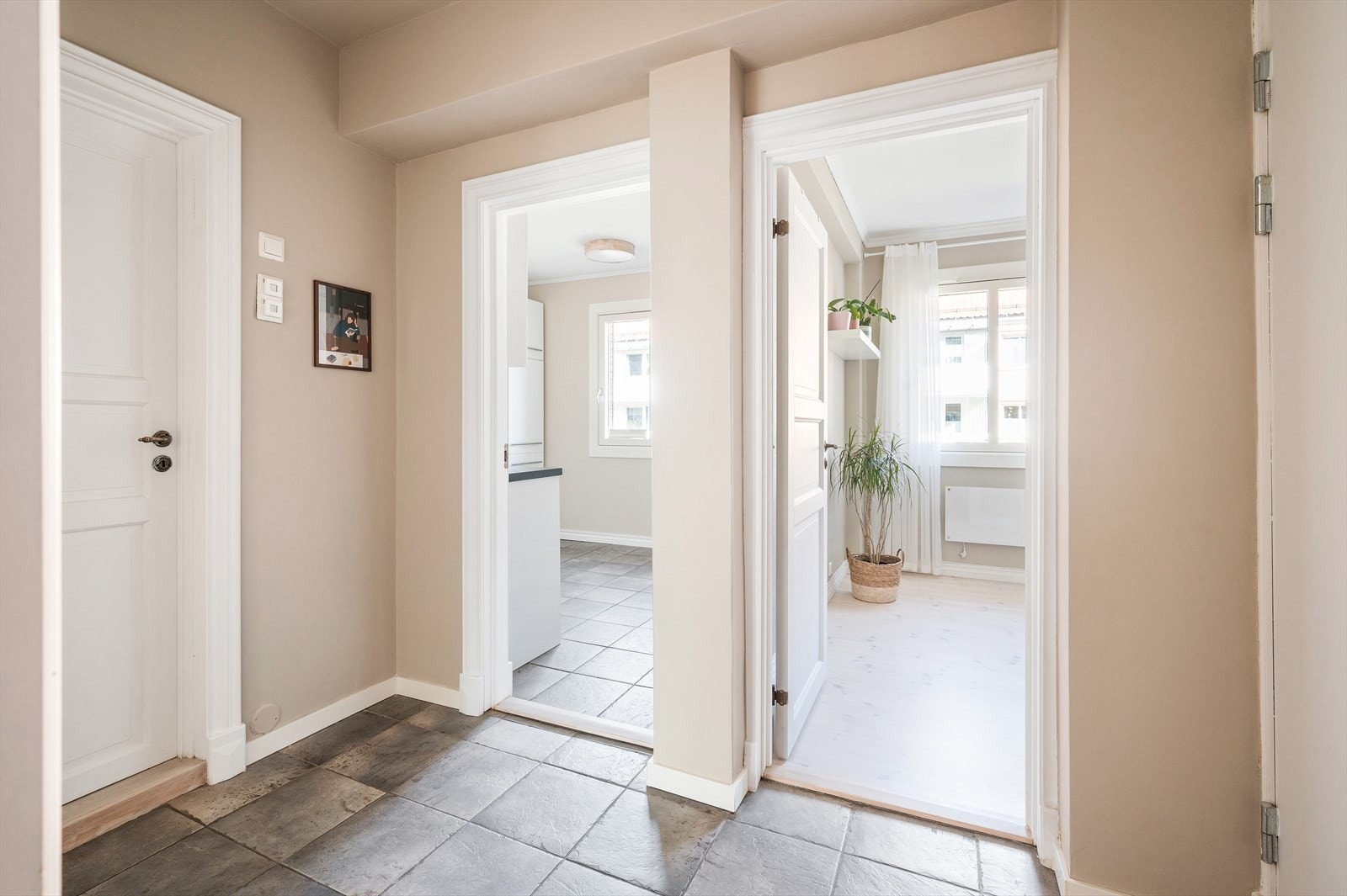 Entréen er åpen og romslig, med fliser på gulvet og behagelig gulvvarme under Galleribilde