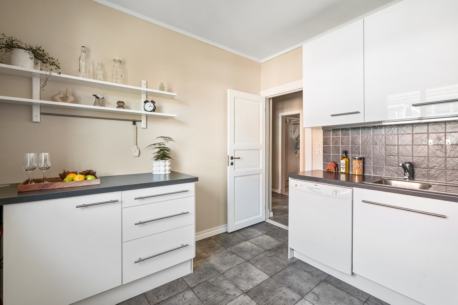 Kjøkkenet er innredet med glatte fronter fra IKEA og har en laminat benkeplate med nedfelt oppvaskkum og ett-greps svingbart blandebatteri Galleribilde