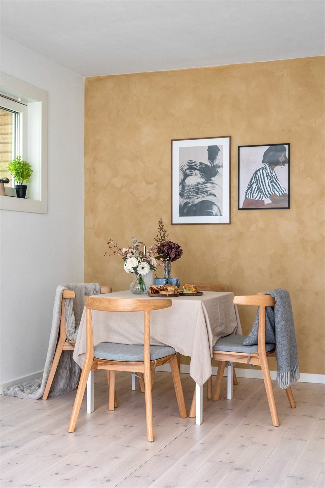 Den ene veggen i stuen er malt med kalkmaling, som gir fin kontrast til de ellers lyse veggene Galleribilde
