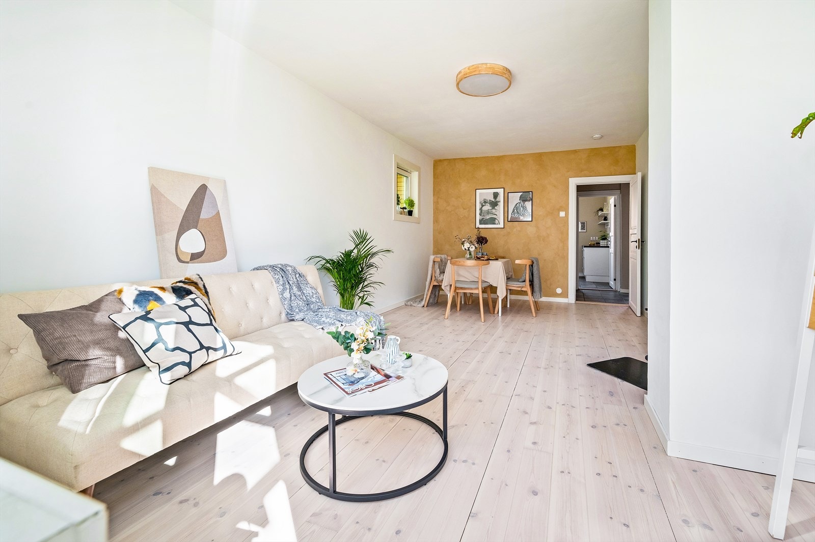 Stuen har god plass til både spisebord og sofa. Galleribilde